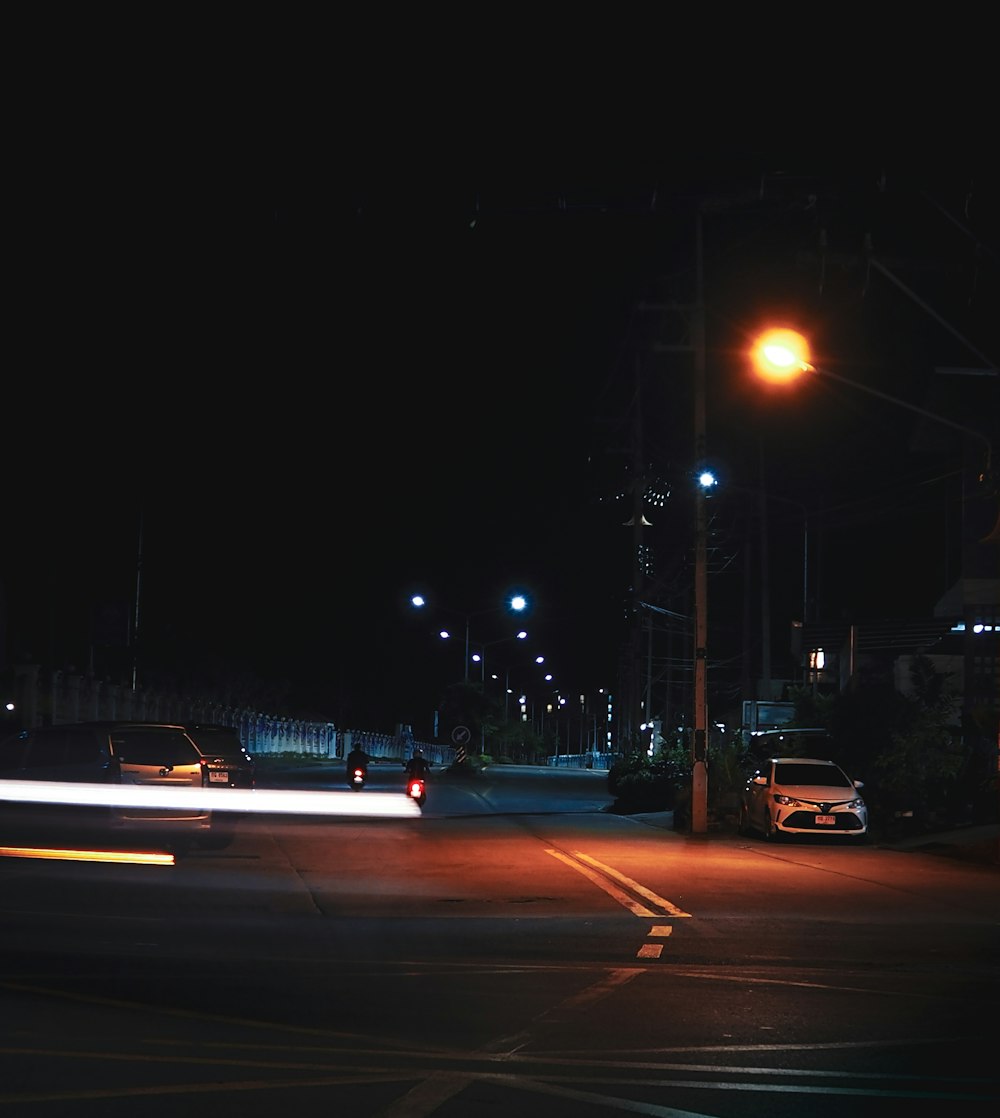 una strada con le auto su di esso di notte