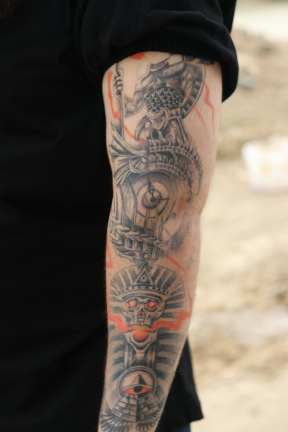 Der Arm einer Person mit einem Tattoo darauf