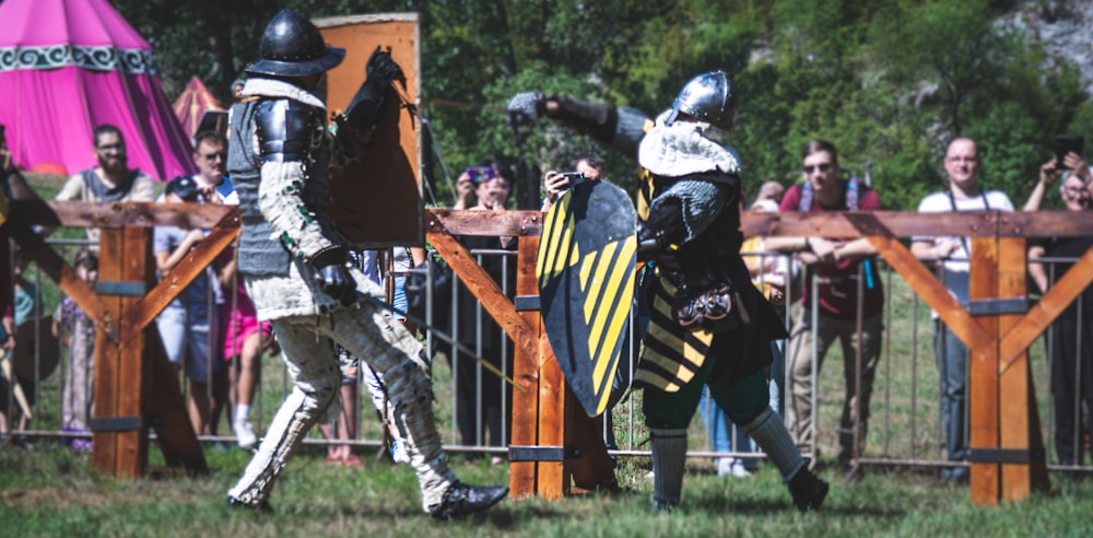 Dos personas con armadura sosteniendo espadas