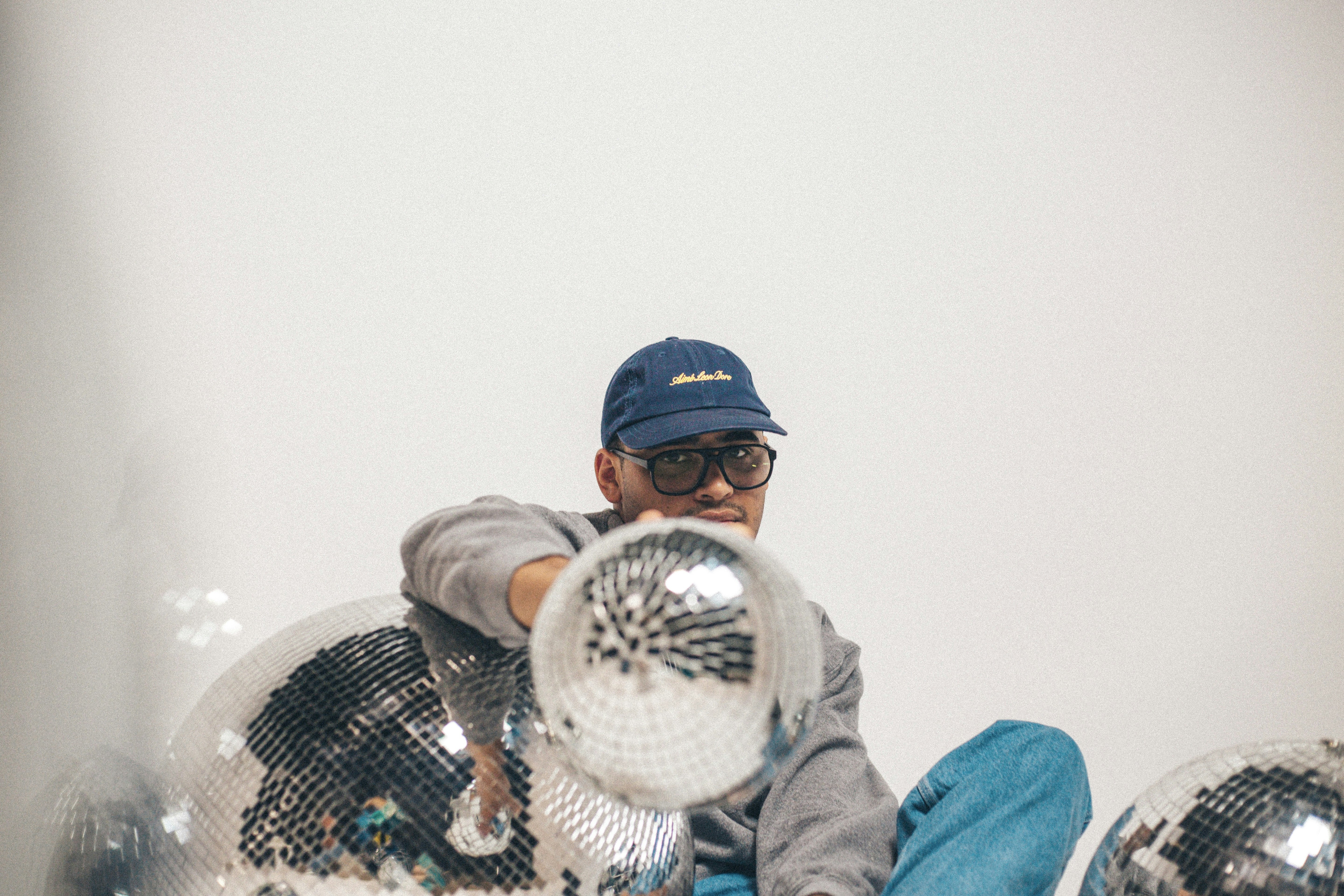 Ein Mann sitzt auf einem Stuhl