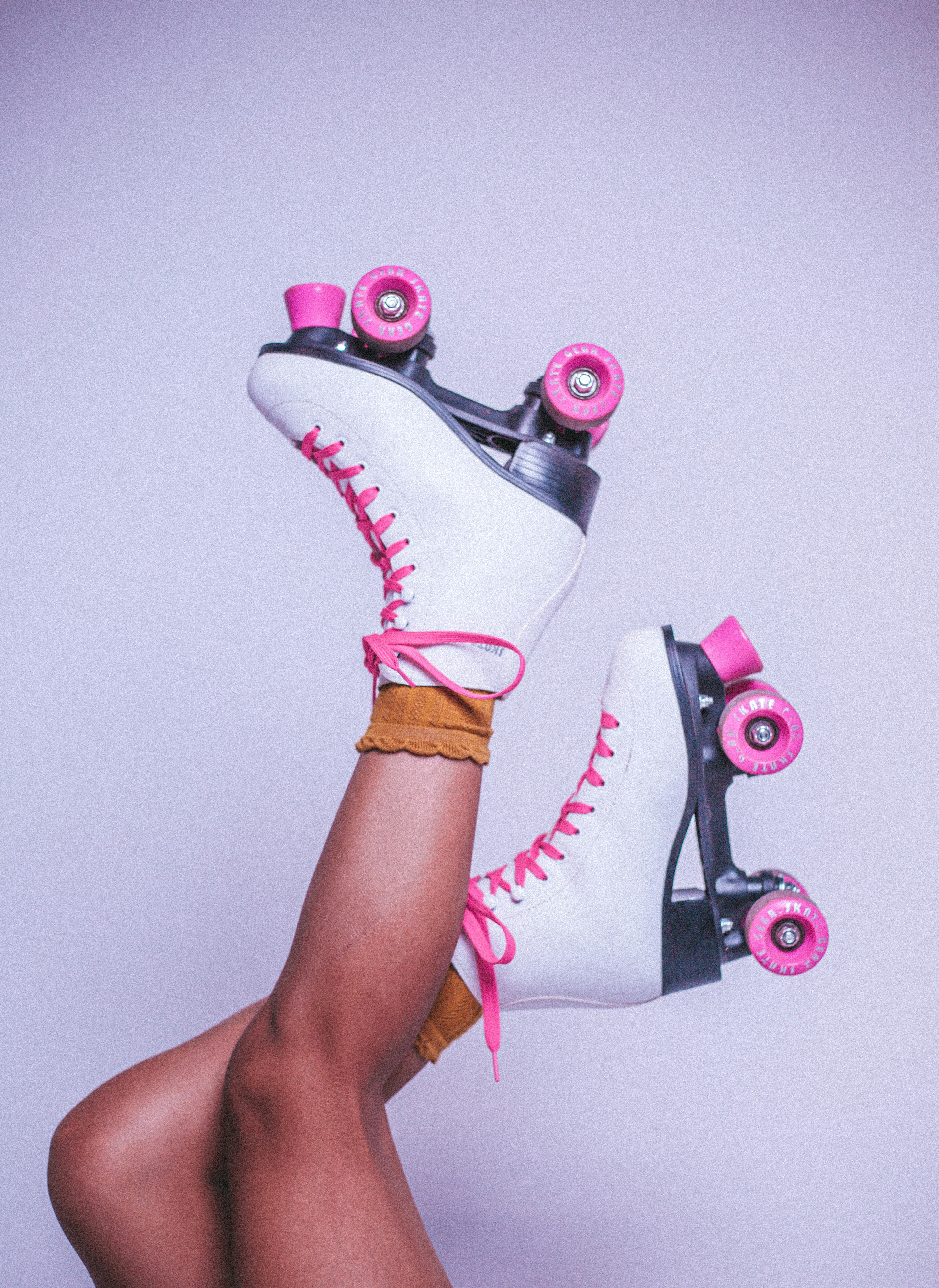 eine Person, die ein Skateboard hält