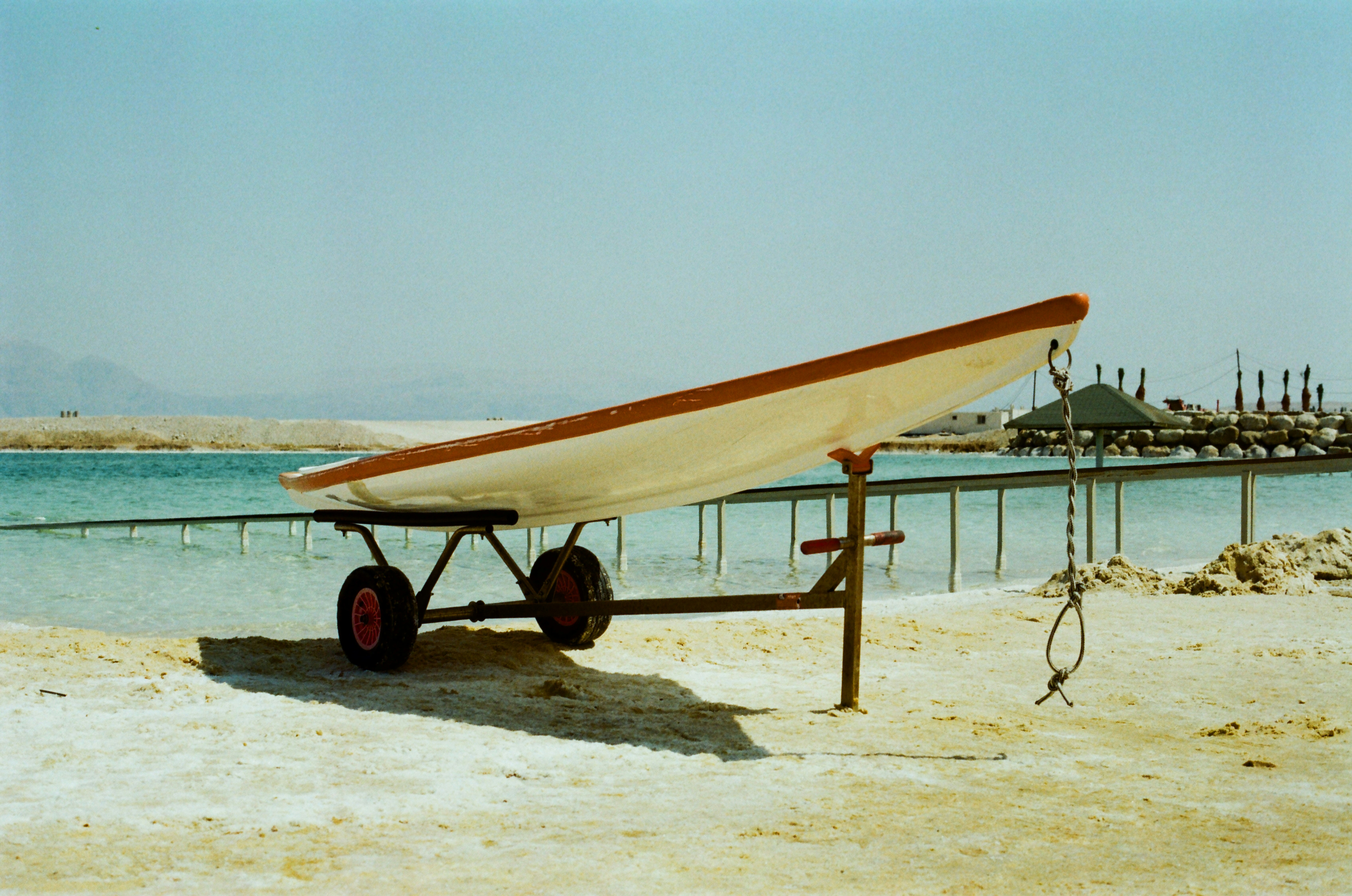 um barco em um reboque