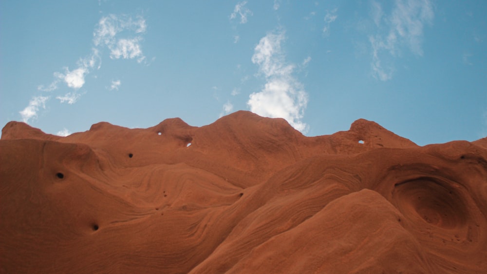 une grande formation rocheuse rouge