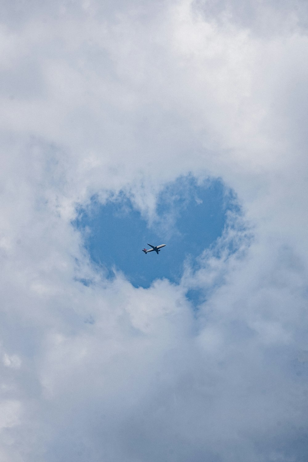 a plane flying in the sky photo – Free Blue Image on Unsplash