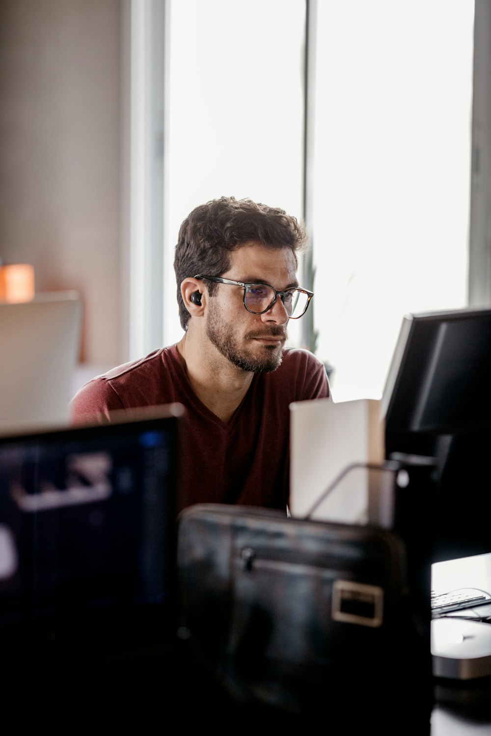 un homme assis à un bureau avec un ordinateur