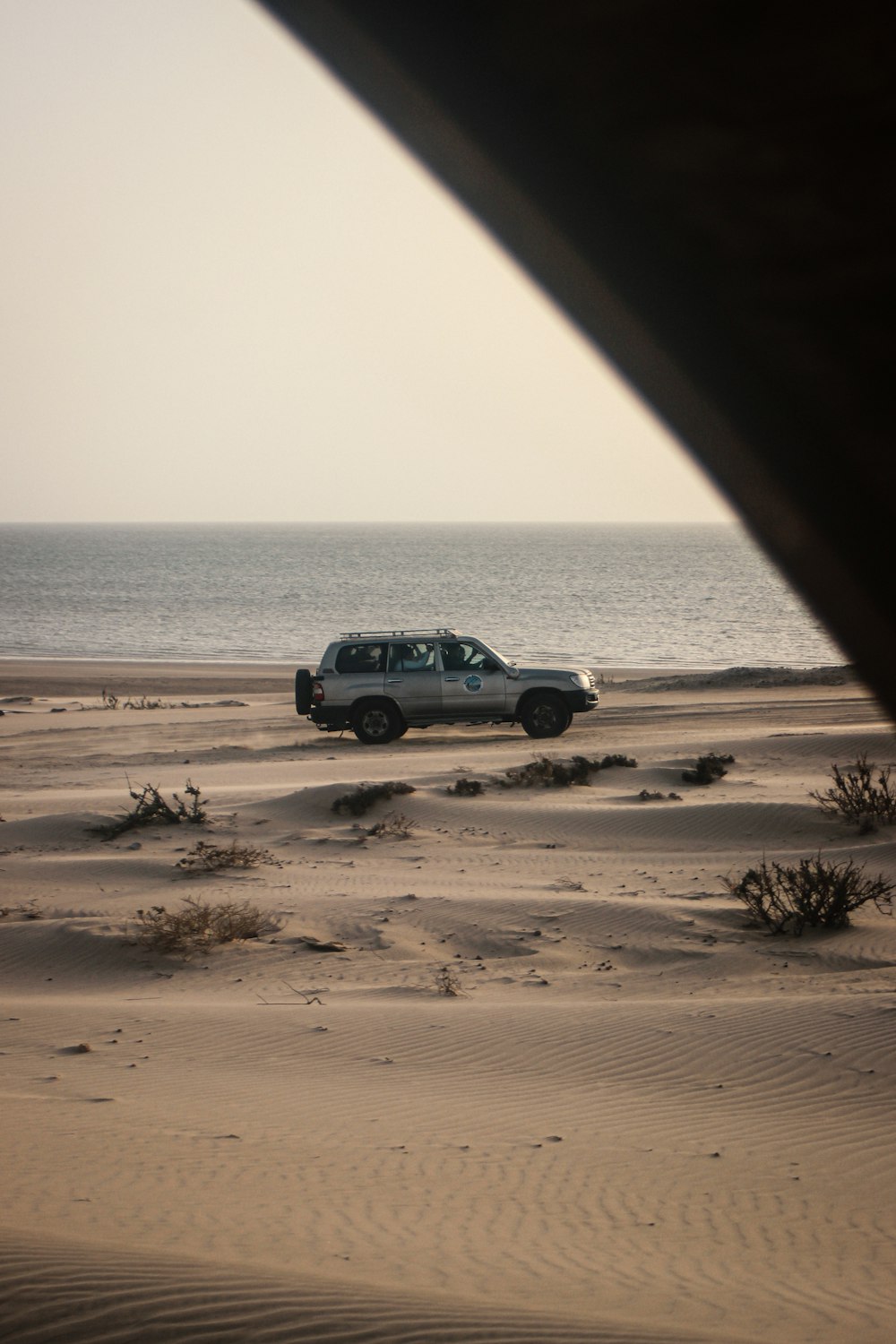 모래 사장에서 운전하는 자동차