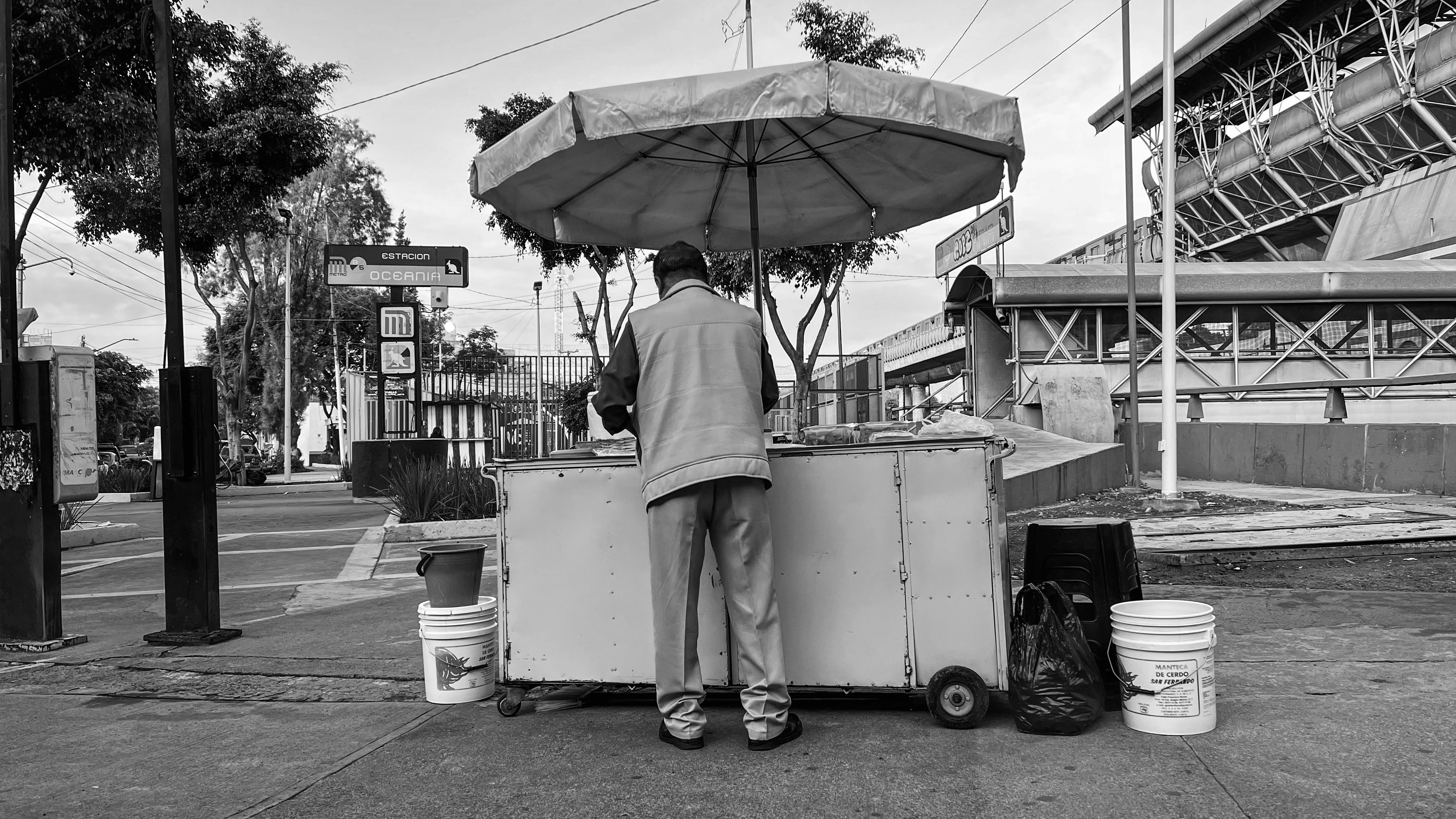 Personne sous un parapluie illustrant la saison des pluies au Mexique