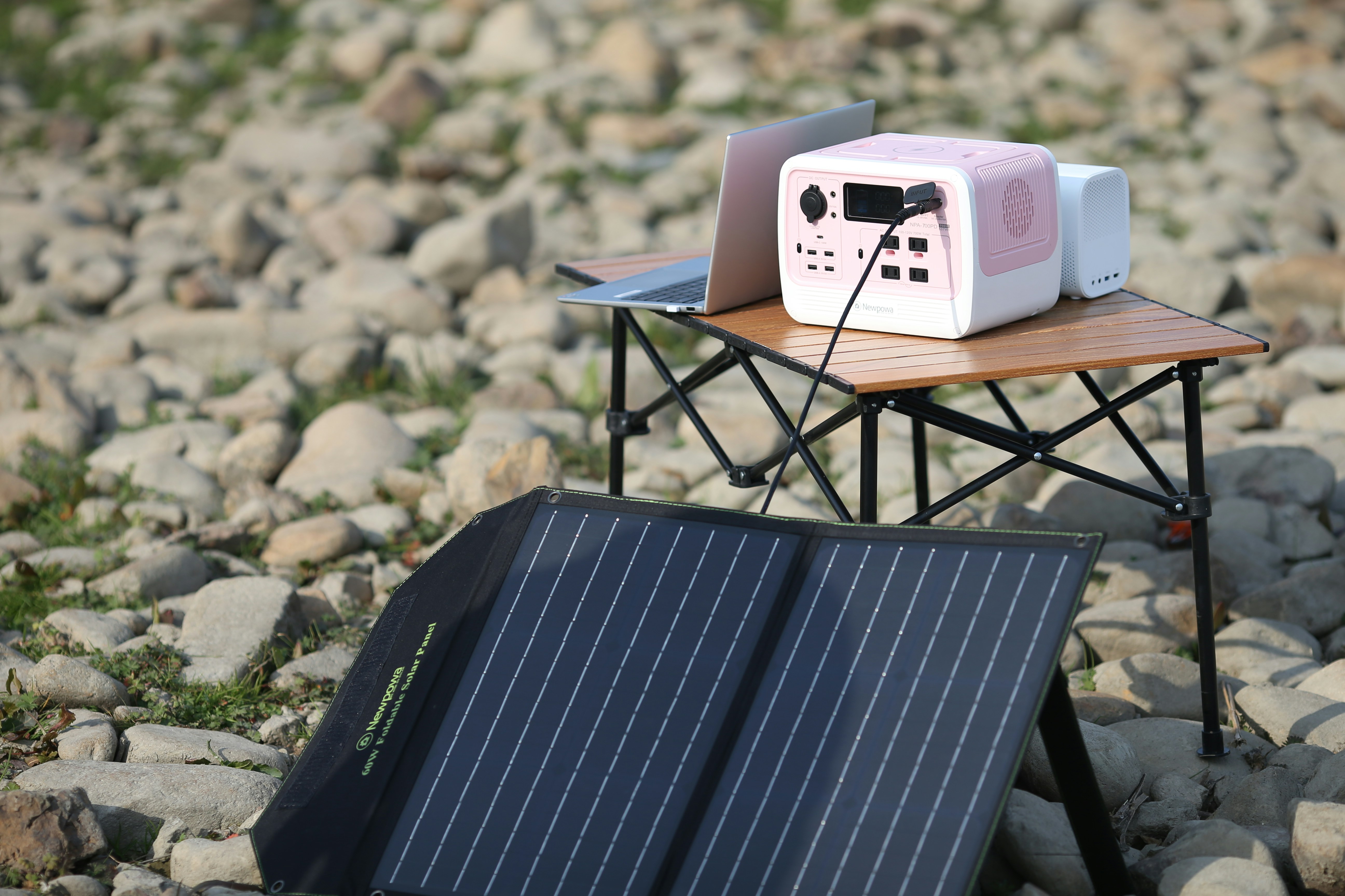 Newpowa 700W Lithium Pro Portable Solar Generator https://www.newpowa.com/collections/power-banks/products/700w-lithium-pro-portable-solar-generator