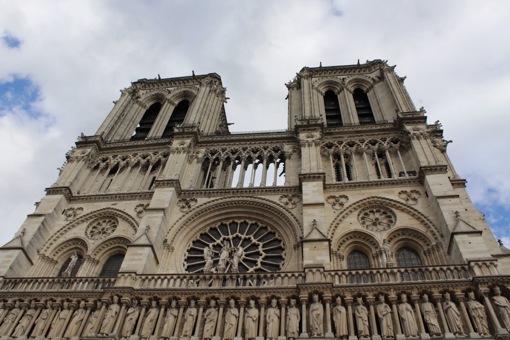 un grand bâtiment orné avec Notre-Dame de Paris en arrière-plan