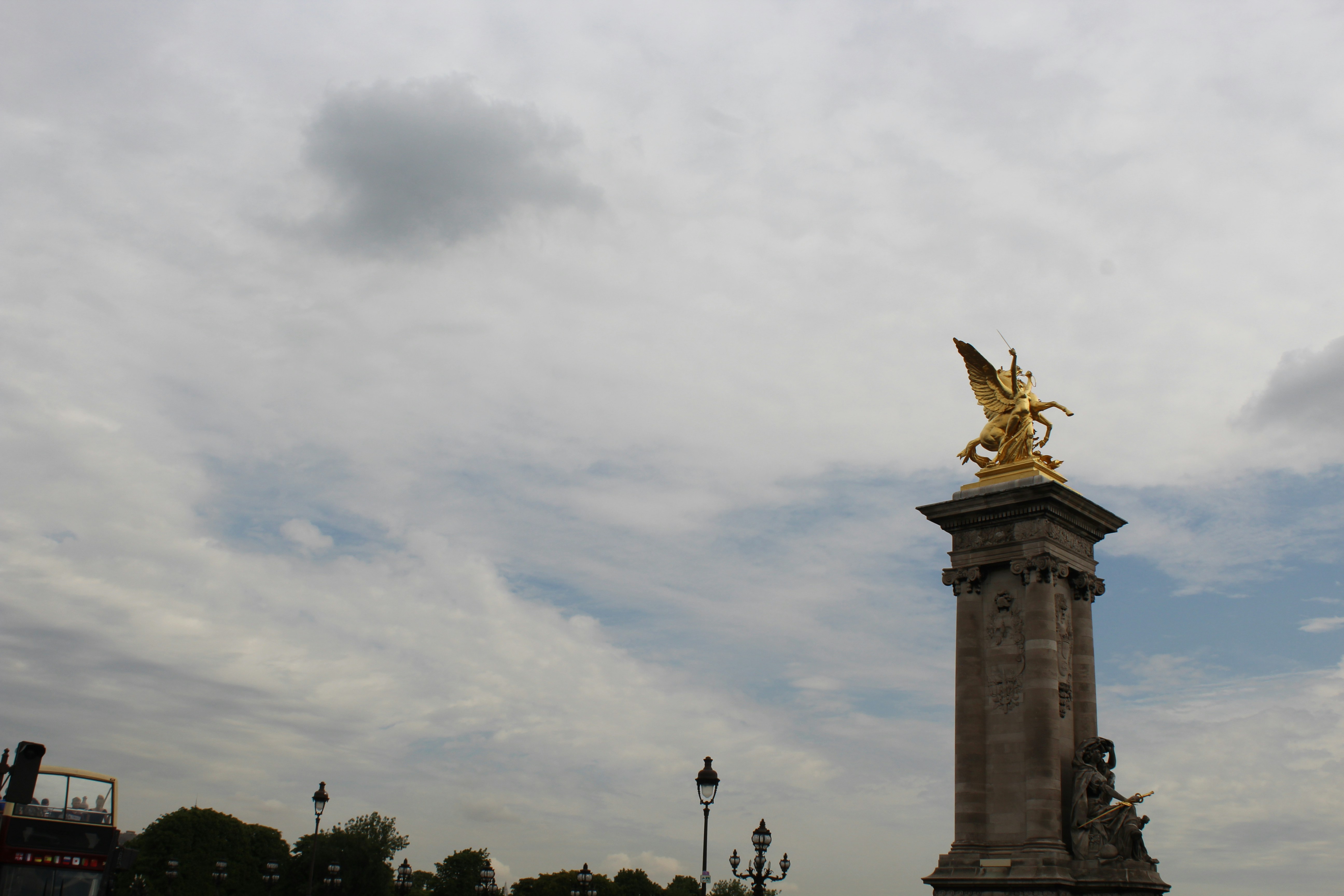 una statua sulla cima di una torre
