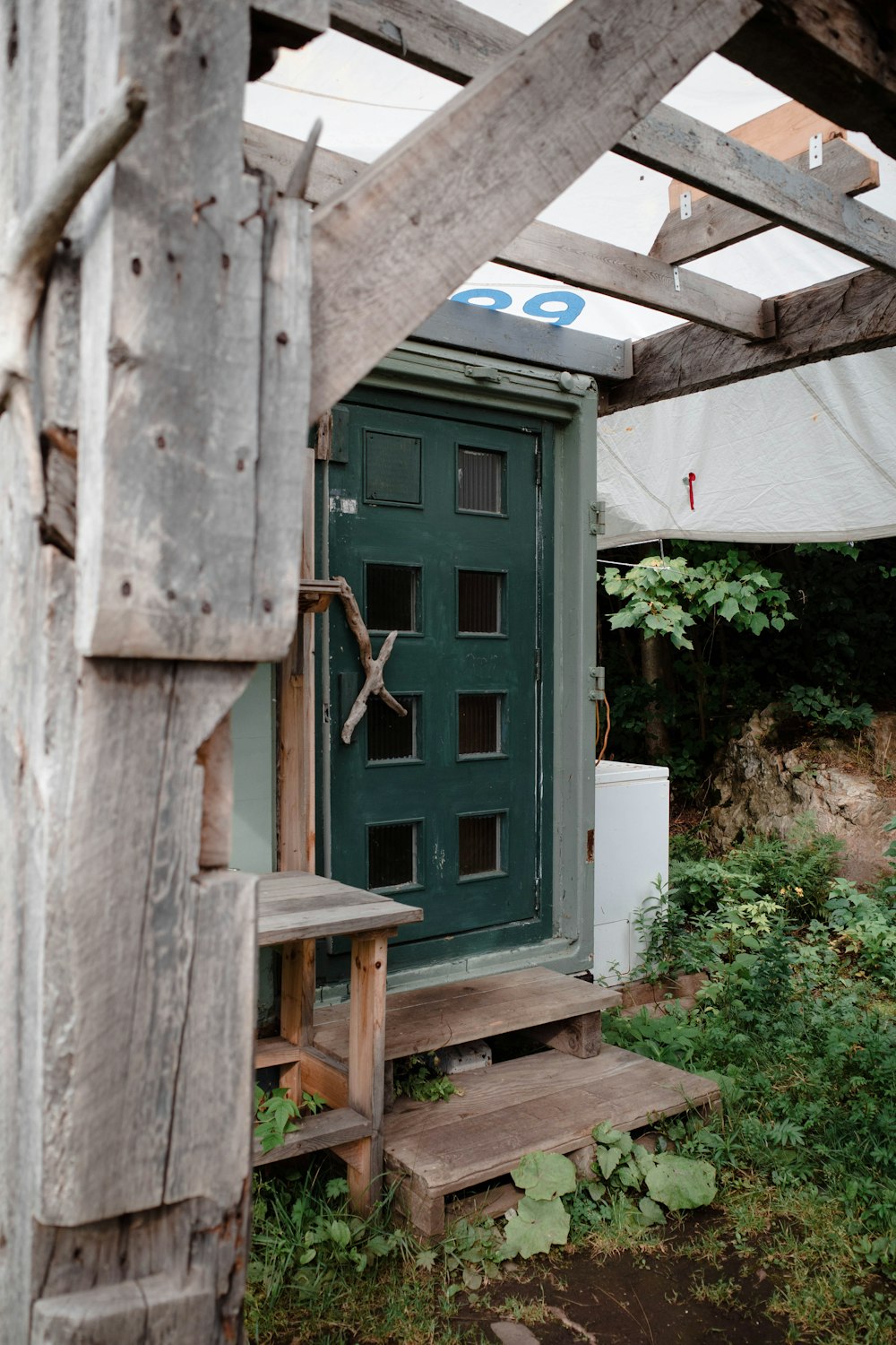 a small wooden building