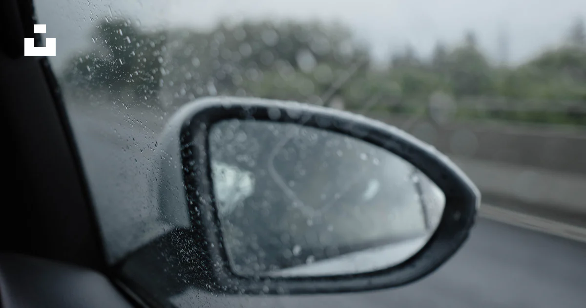 道路を走行する車の写真 – Unsplashの無料グレー写真