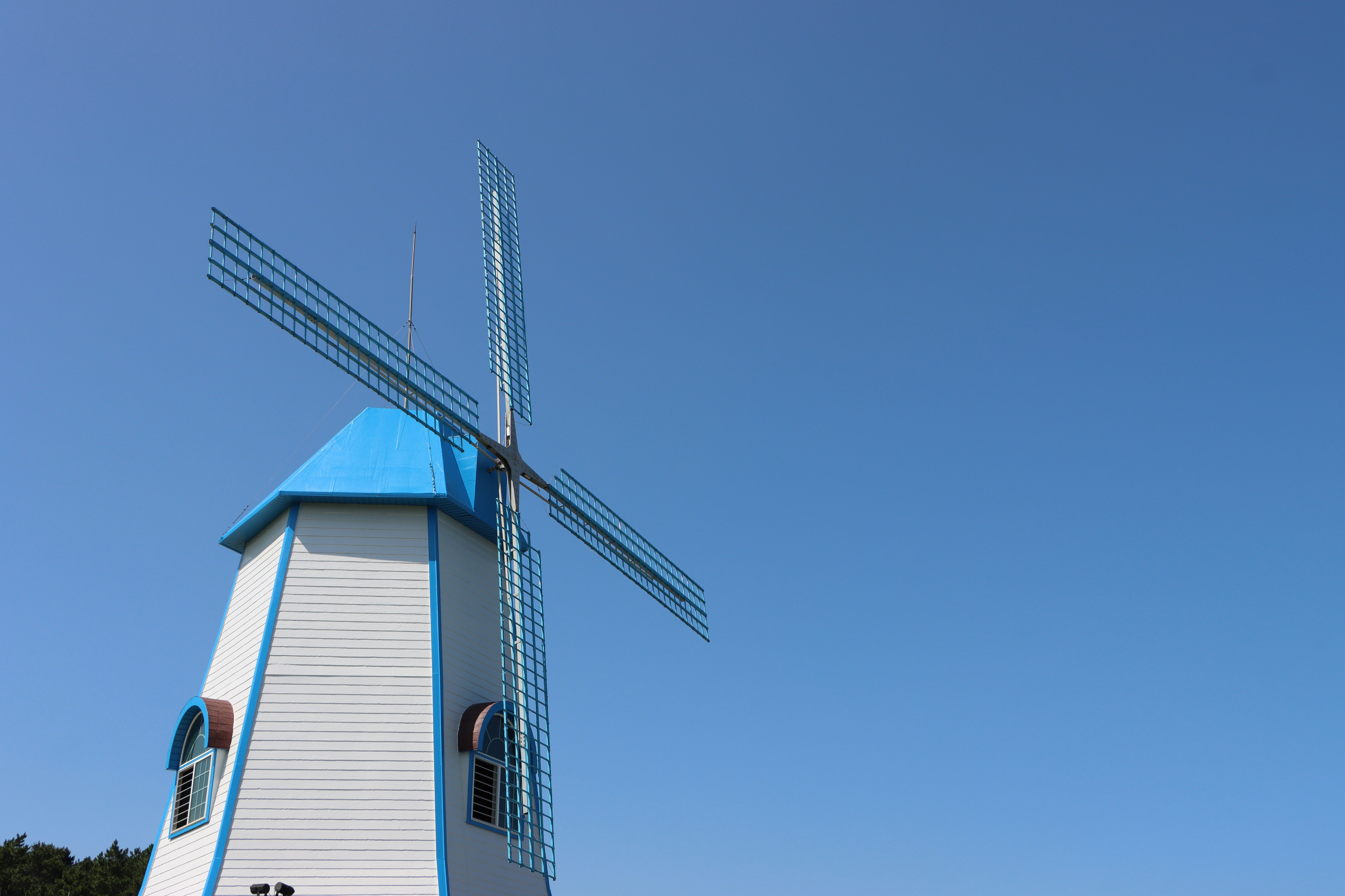 Eine Windmühle mit blauem Himmel