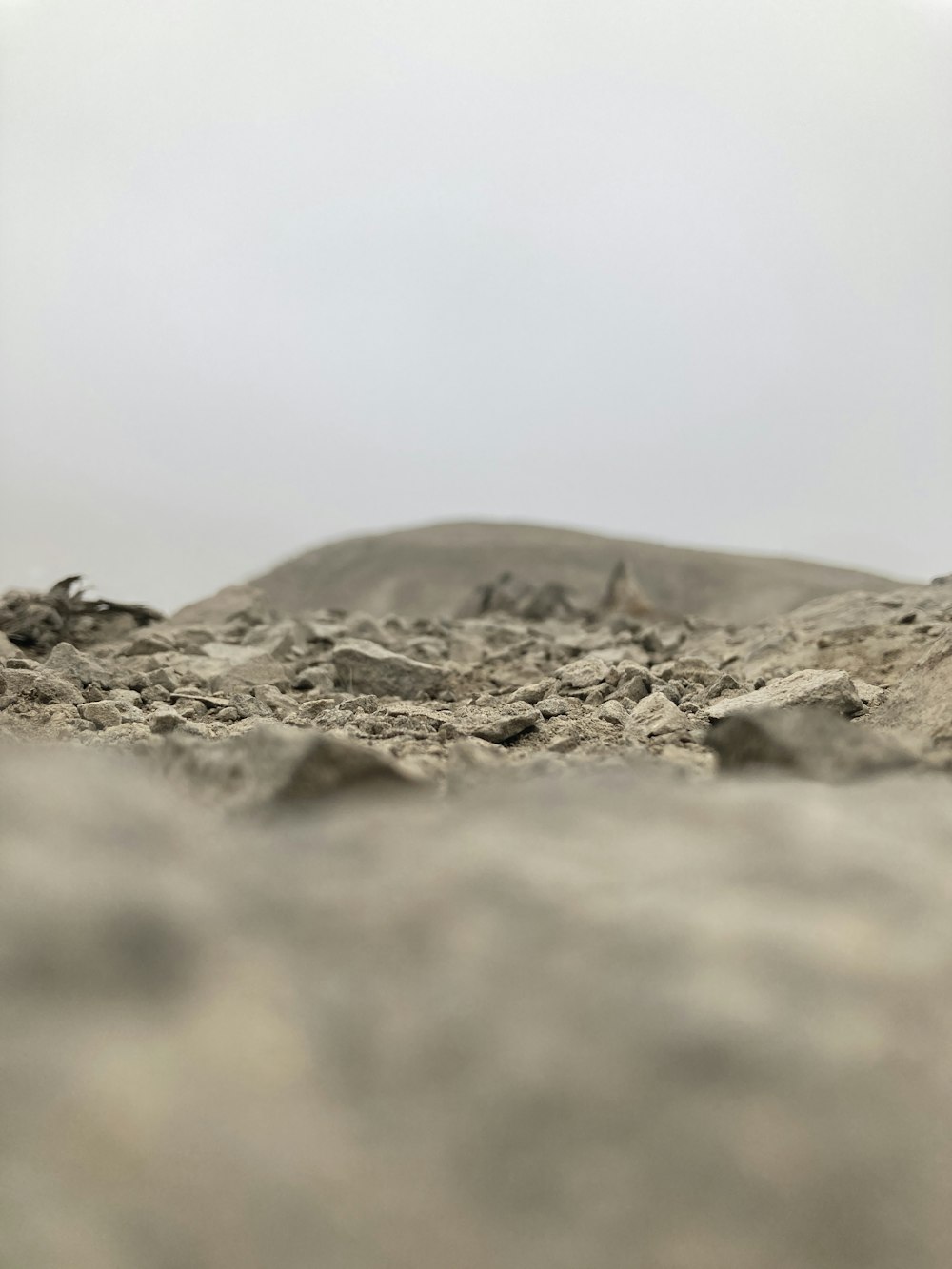 Una colina de arena con una colina en el fondo