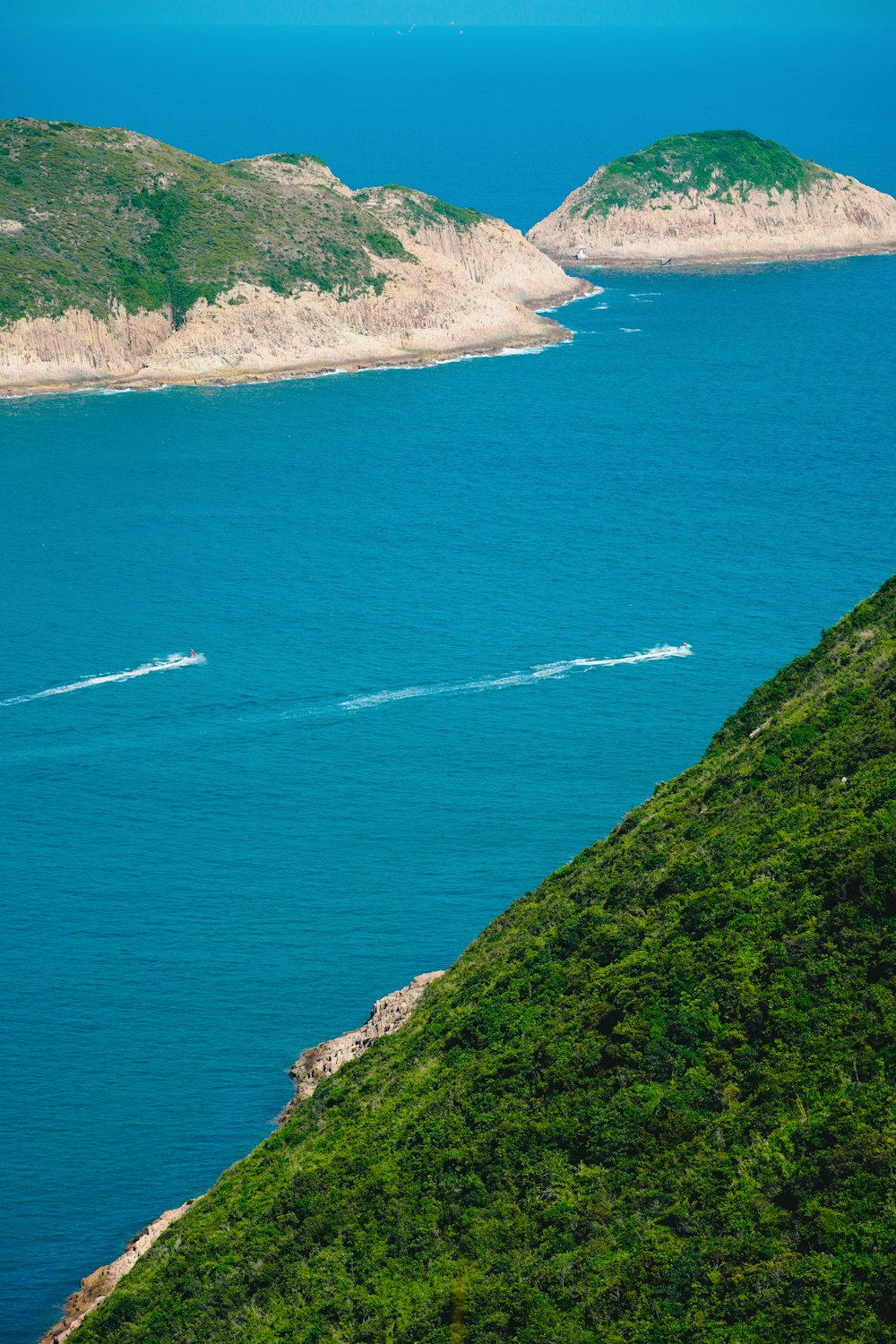 背後に陸地がある水域