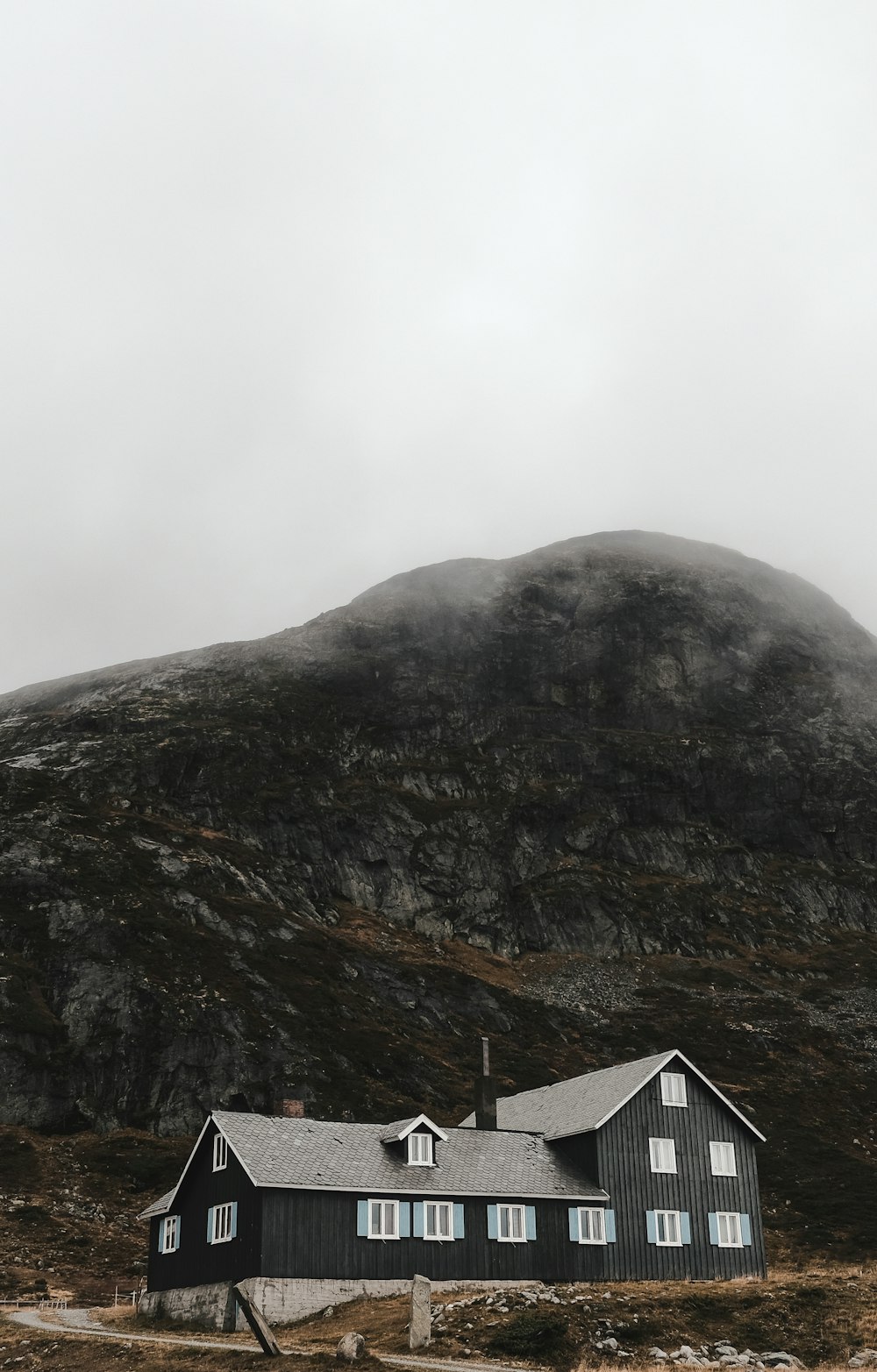 Une maison face à une montagne