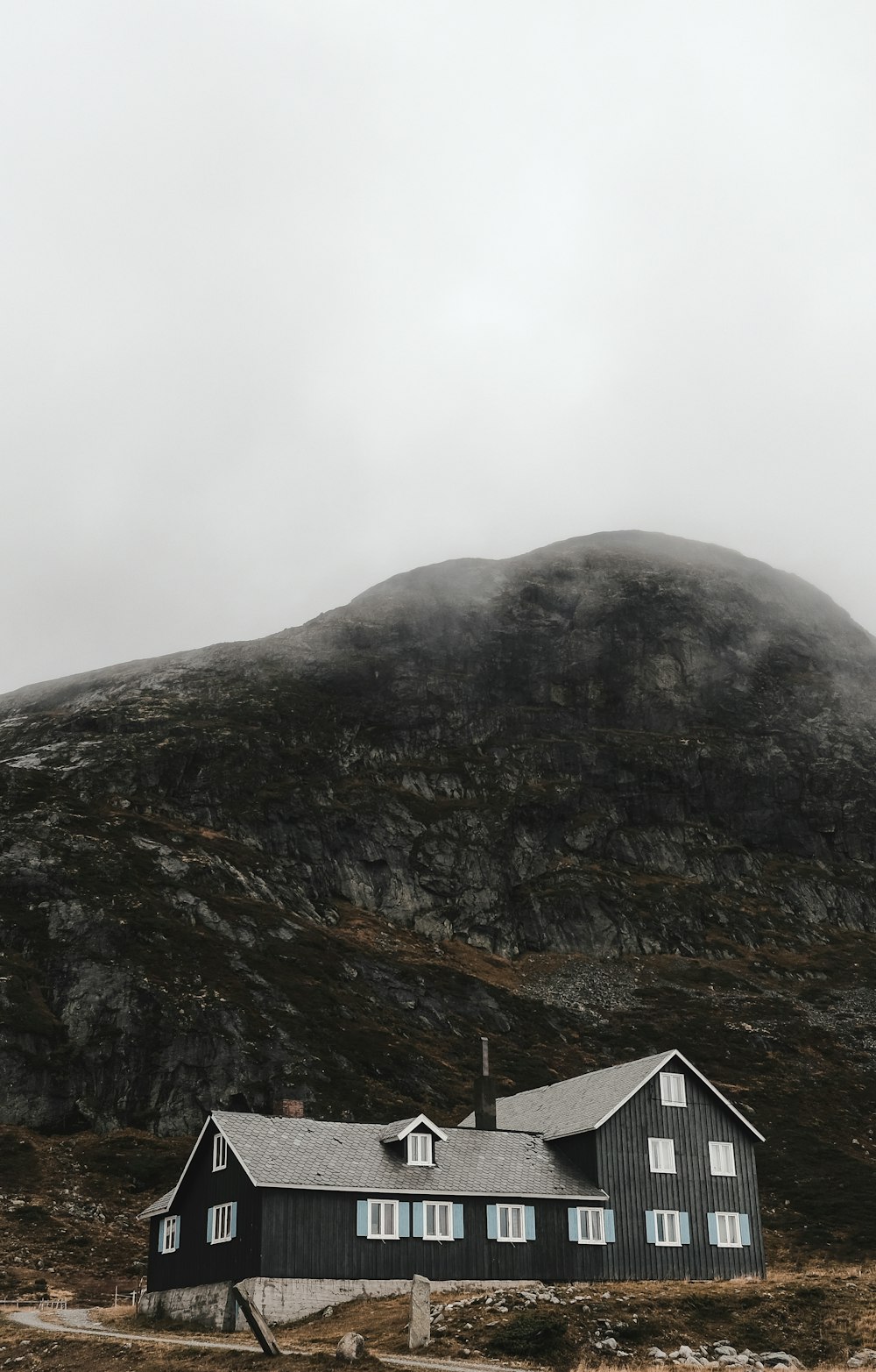 Una casa di fronte a una montagna