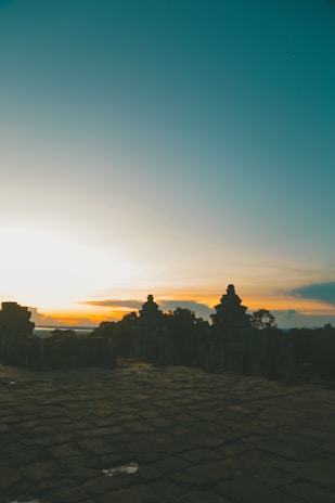 Sunset view over the ancient ruins of Chichén Itzá with vibrant orange and purple skies