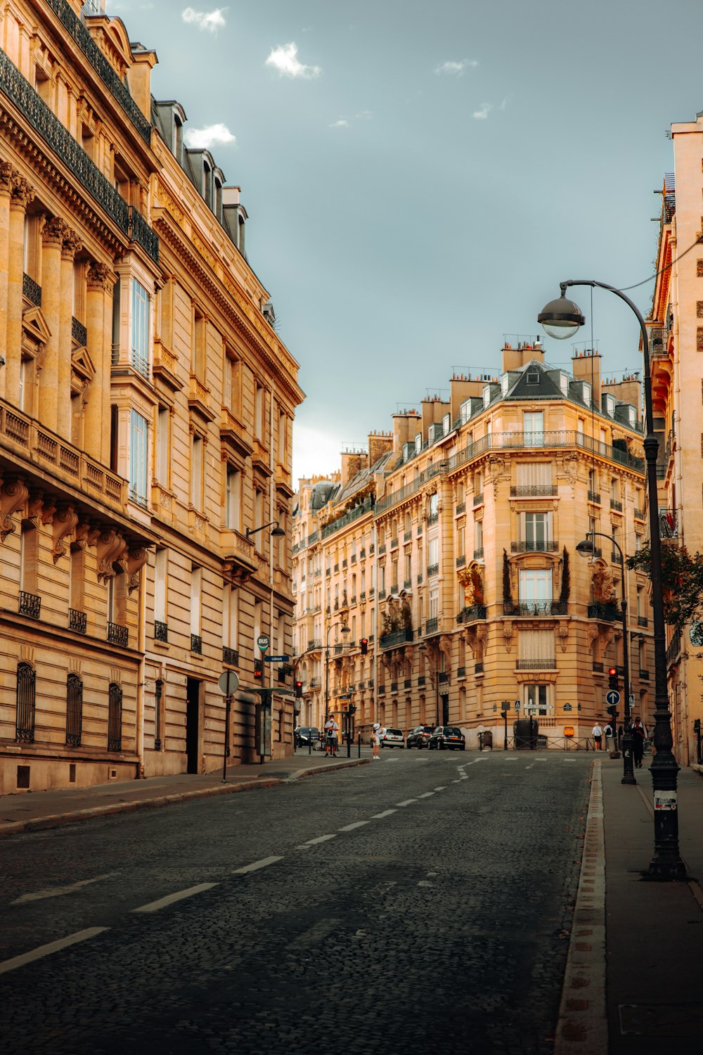 une rue avec des bâtiments de chaque côté