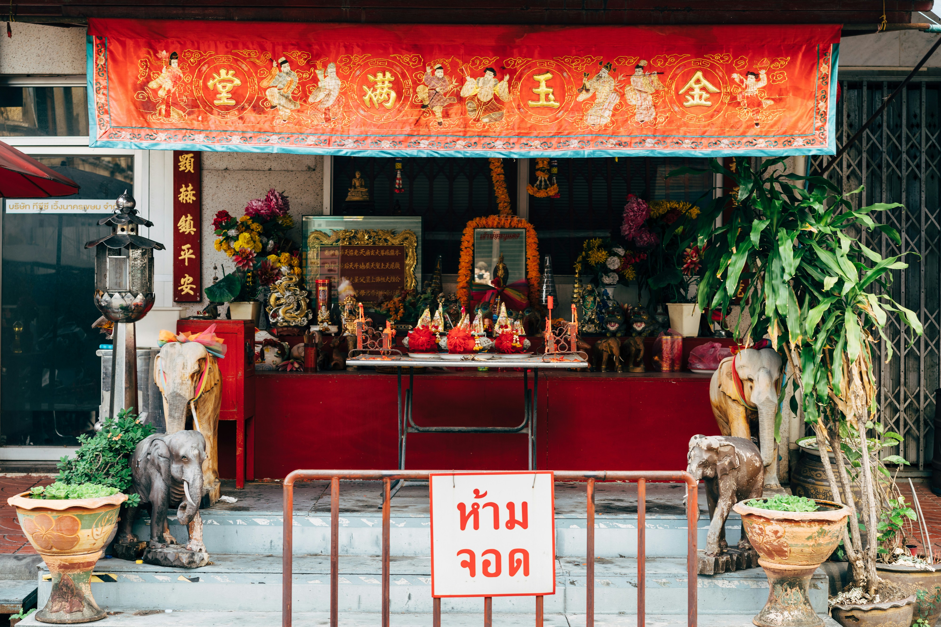 How to Visit Wat Chaloem Phrakiat in Lampang without the Tour Bus Crowds
