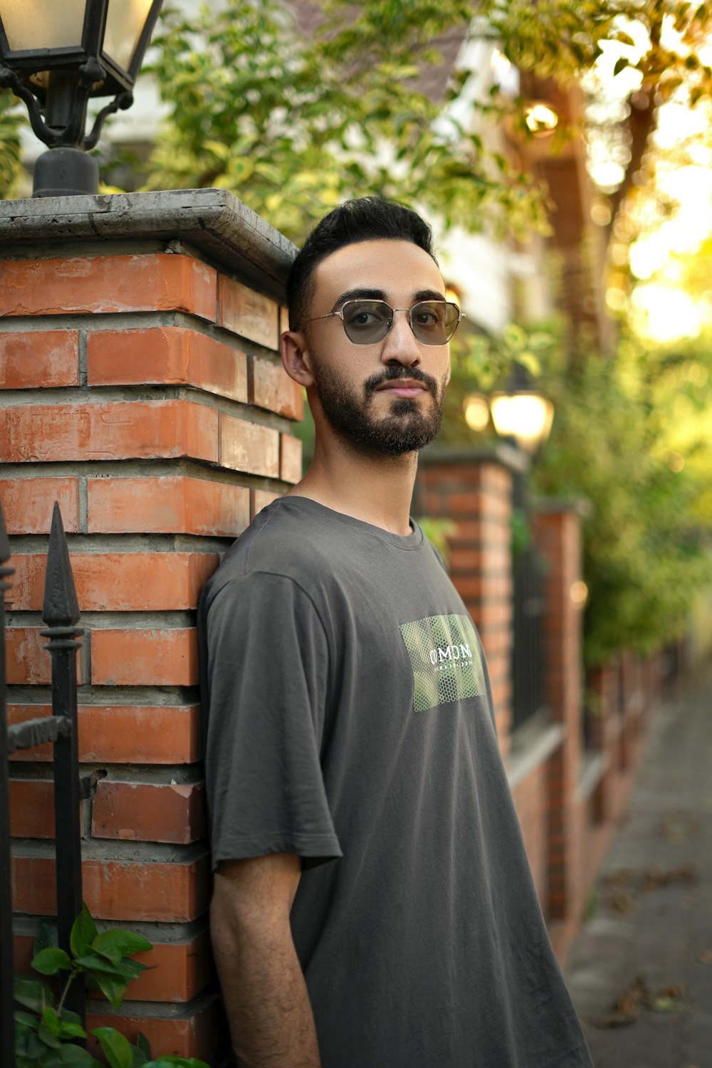 un hombre con gafas