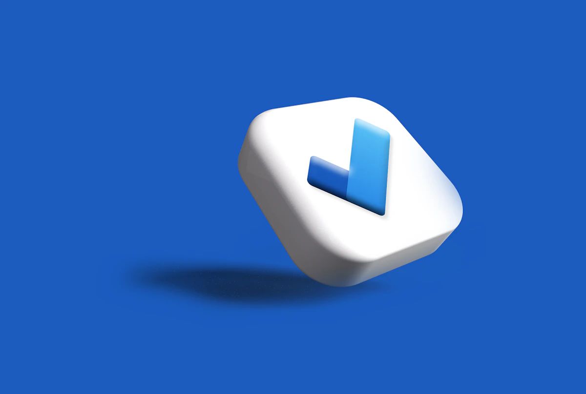 Cubo bianco con un quadrato blu