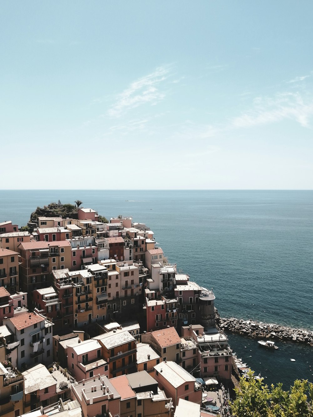 Una città vicino all'acqua