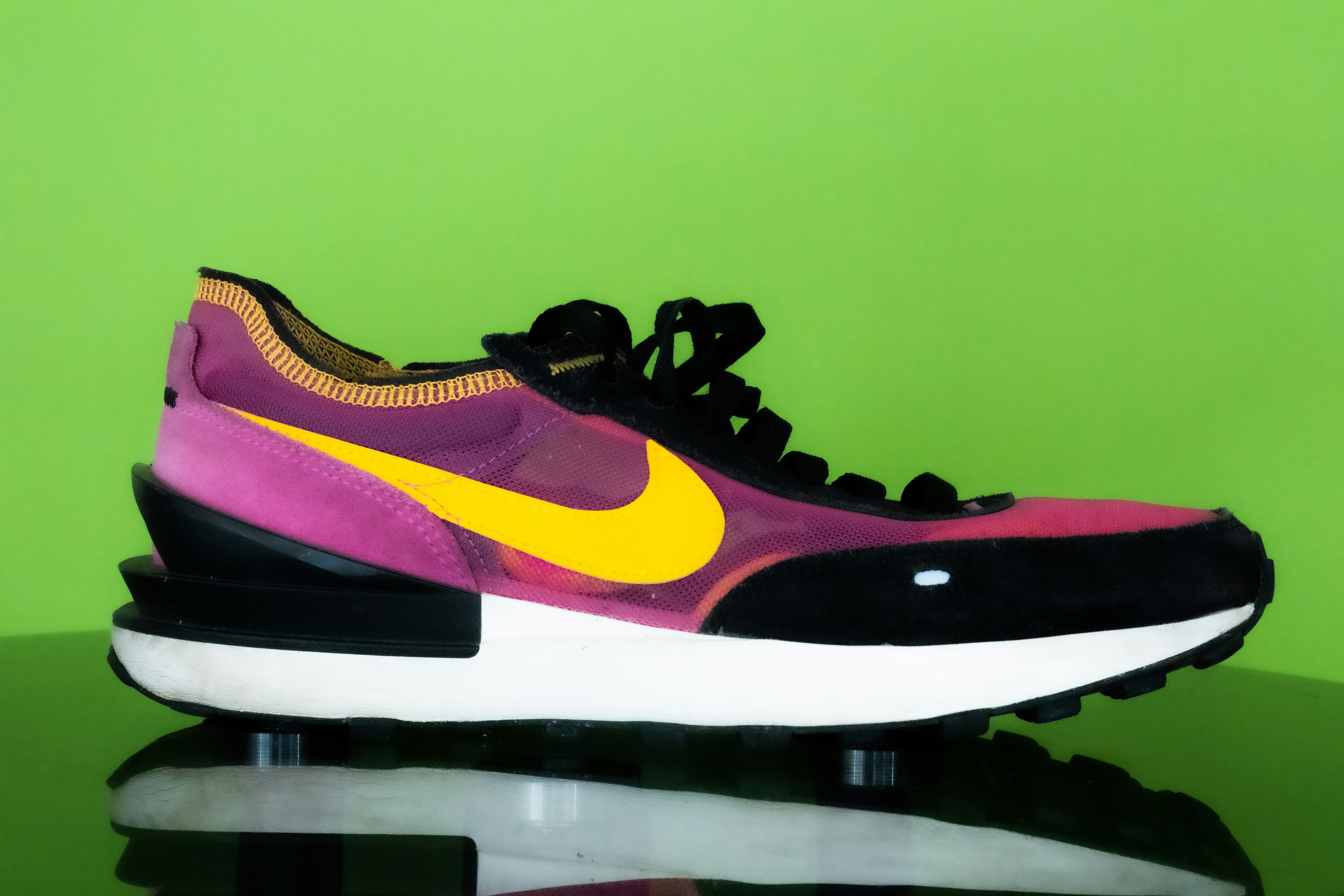 trendy black tennis shoes