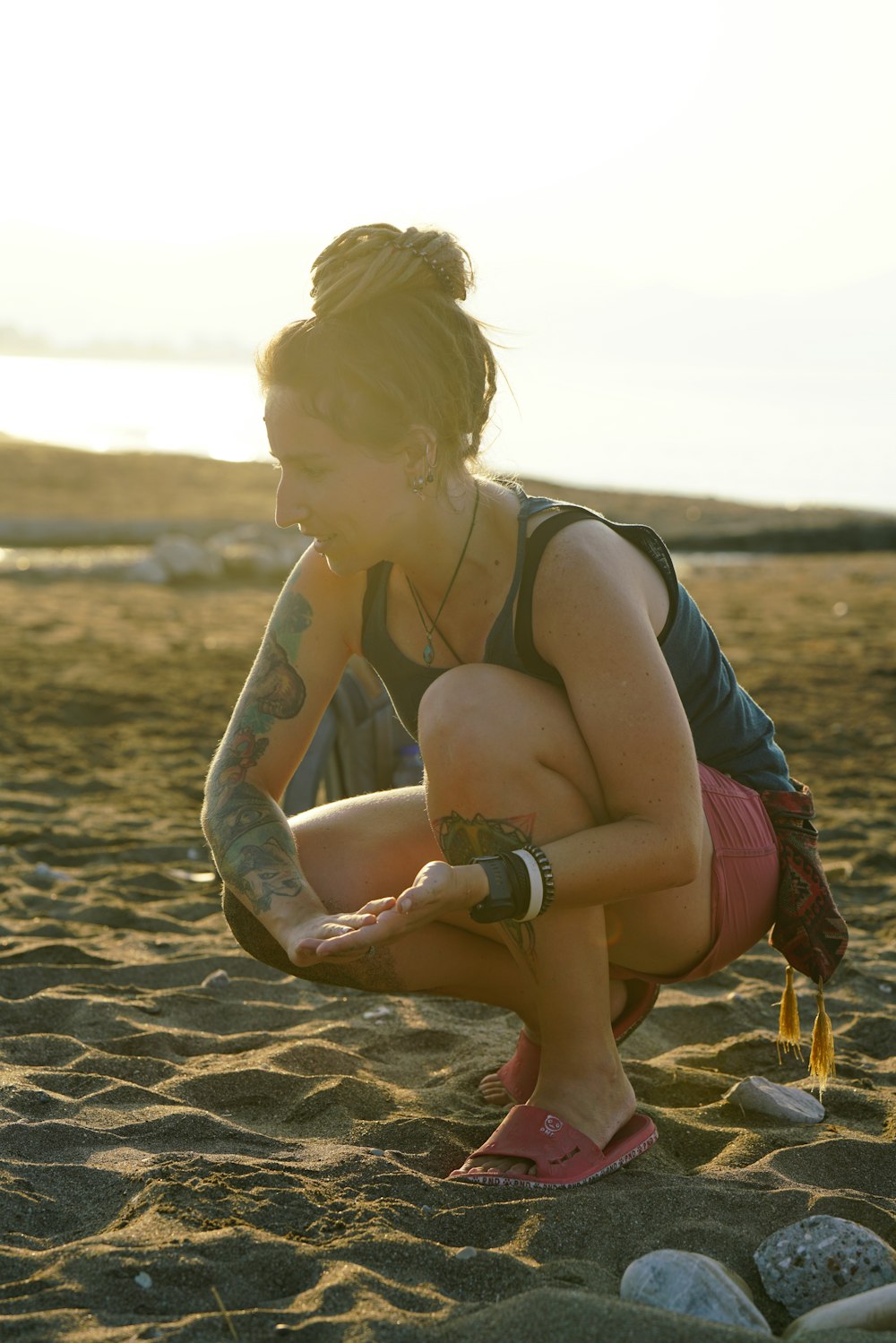 Una donna che si siede su una spiaggia
