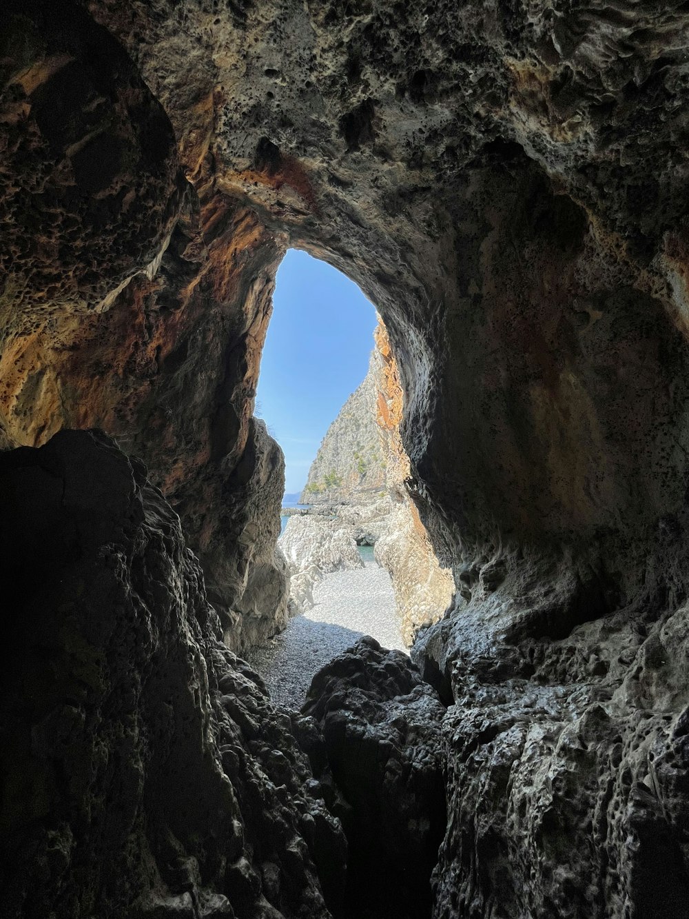 Una grotta con un cielo blu
