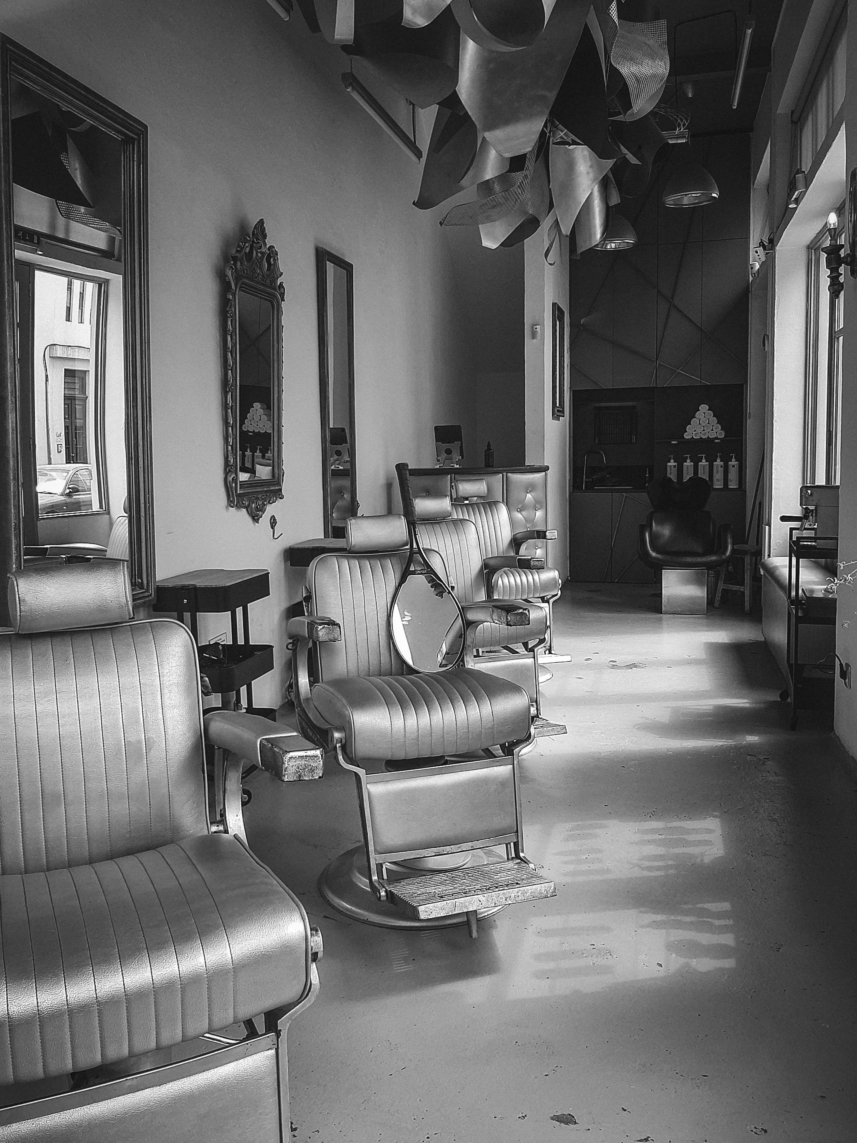 ein Zimmer mit ein paar Stühlen