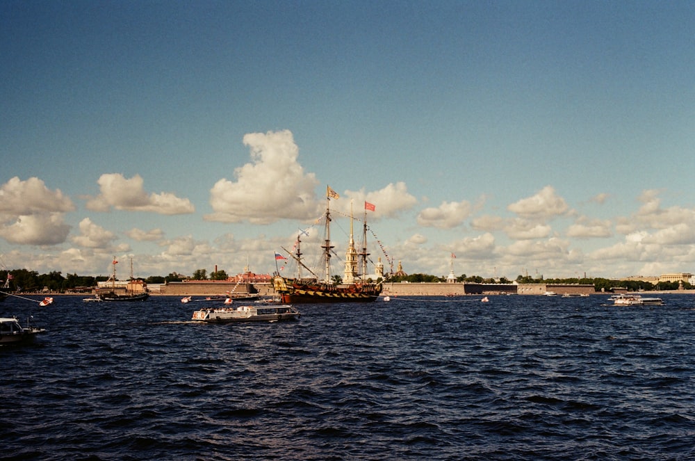 Eine Gruppe von Schiffen im Wasser