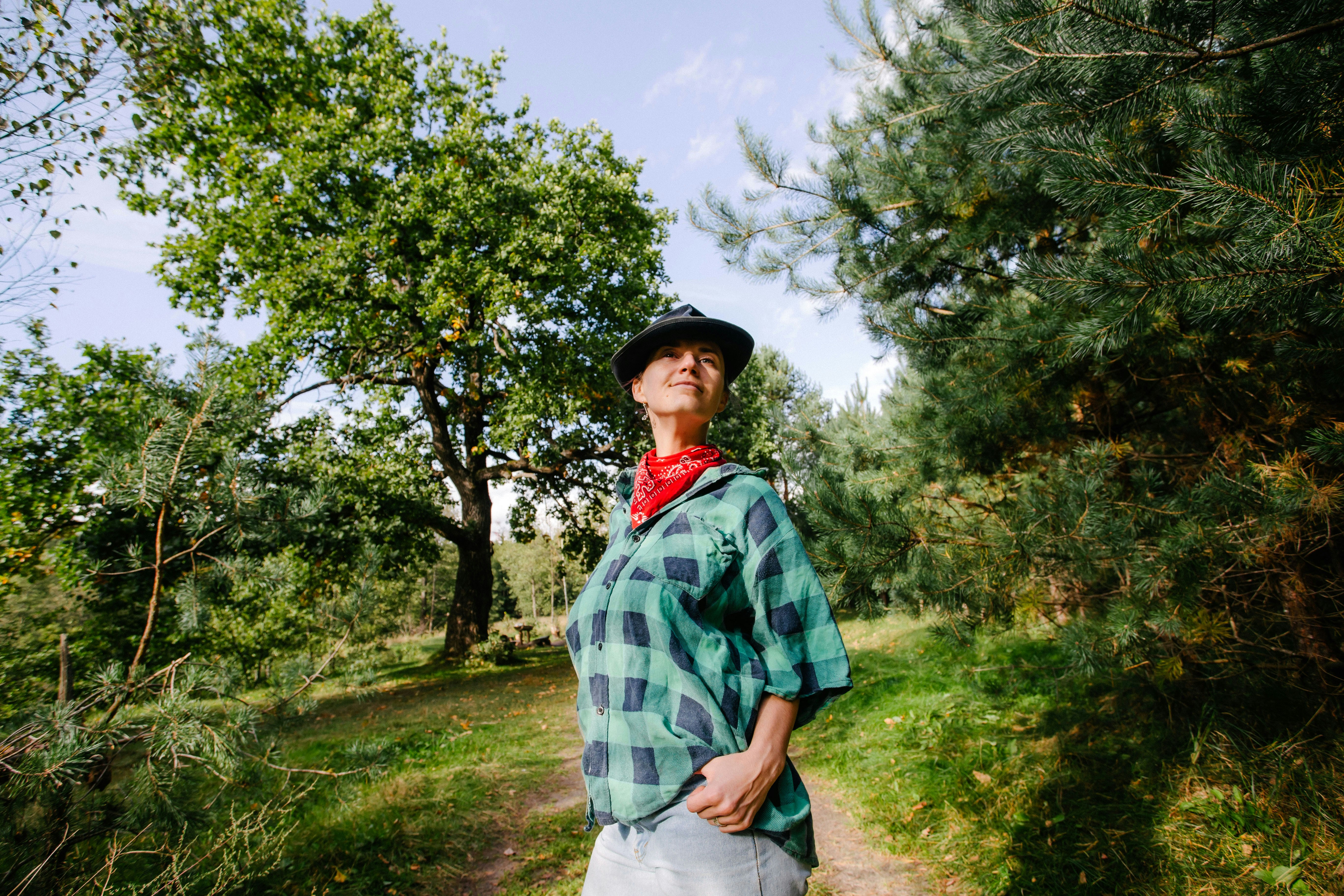 Foto Un hombre con sombrero y parado en un bosque – Imagen Verde gratis ...