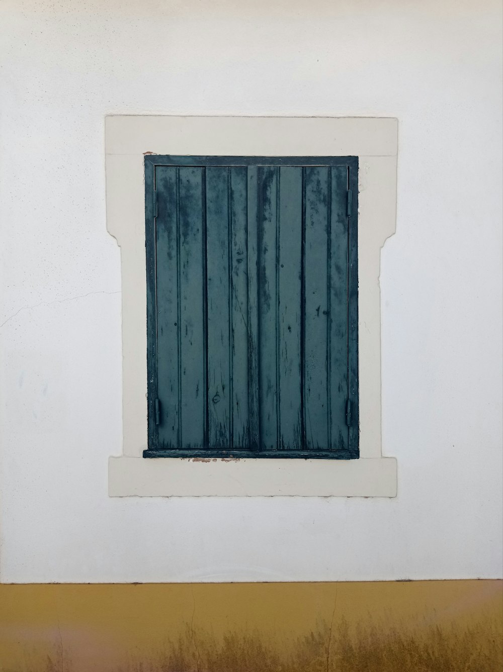 Una ventana en una pared blanca