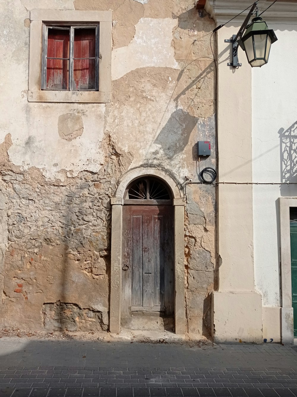 eine Tür in einem Steingebäude
