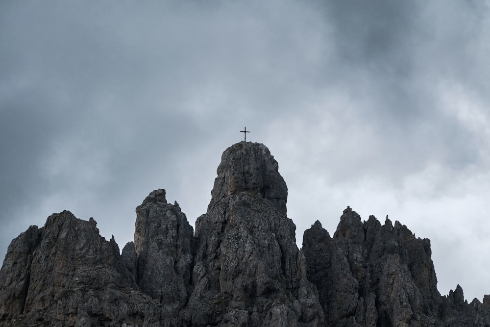 uma cruz no topo de uma montanha