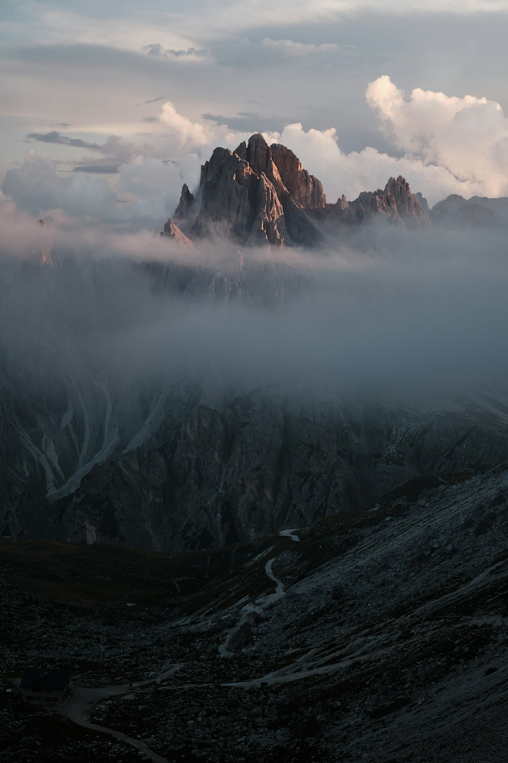 Una montagna con le nuvole