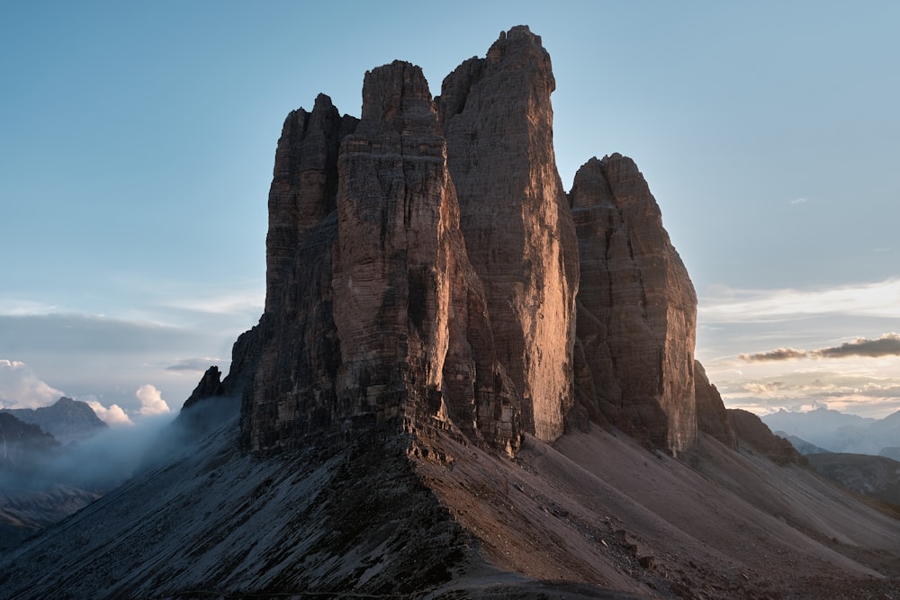 une grande formation rocheuse avec Tre Cime di Lavaredo en arrière-plan