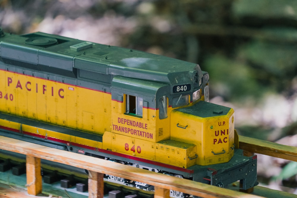 um trem de brinquedo em uma plataforma de madeira