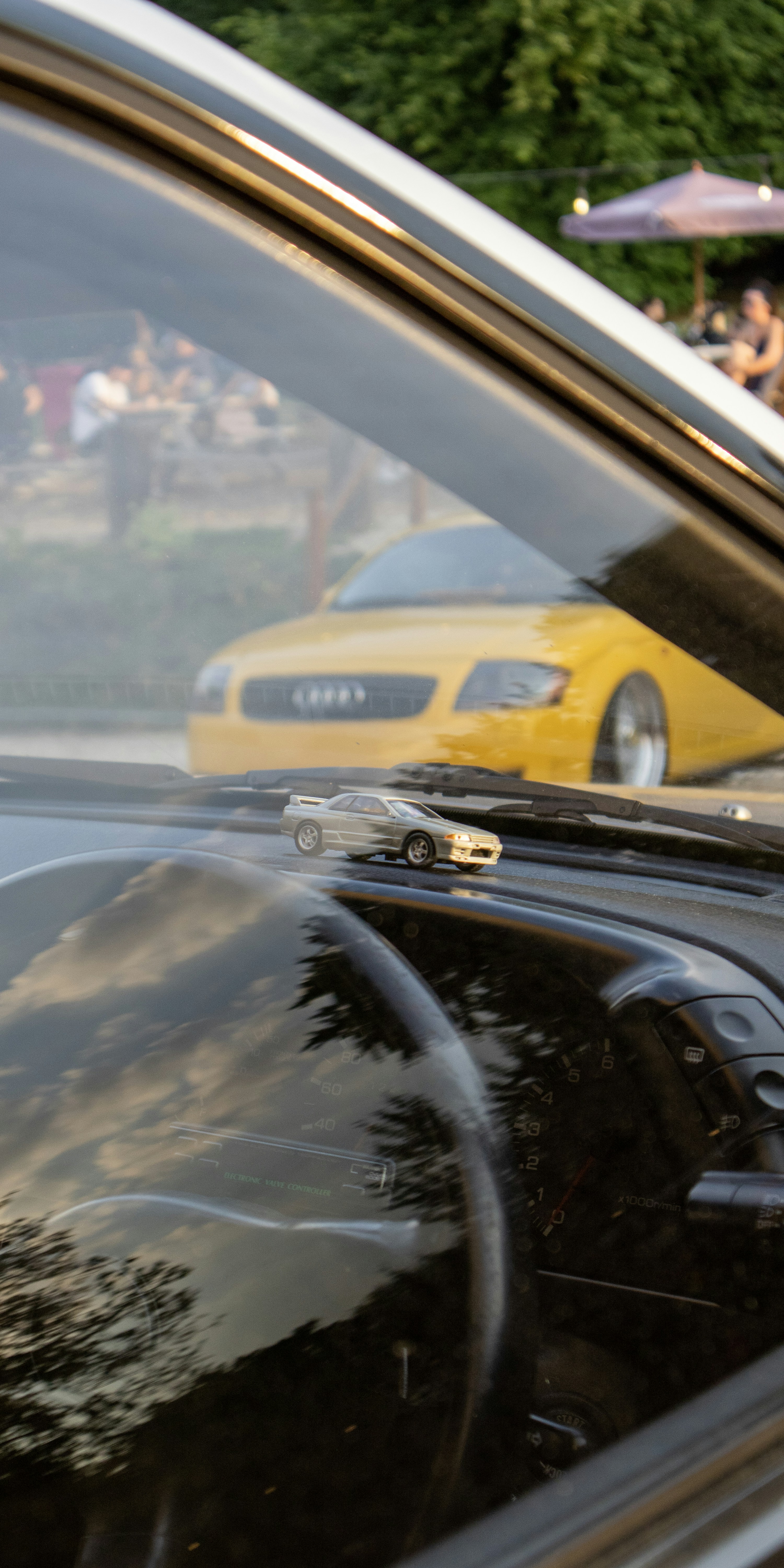 A car parked on the side of a road photo – Free Car Image on Unsplash