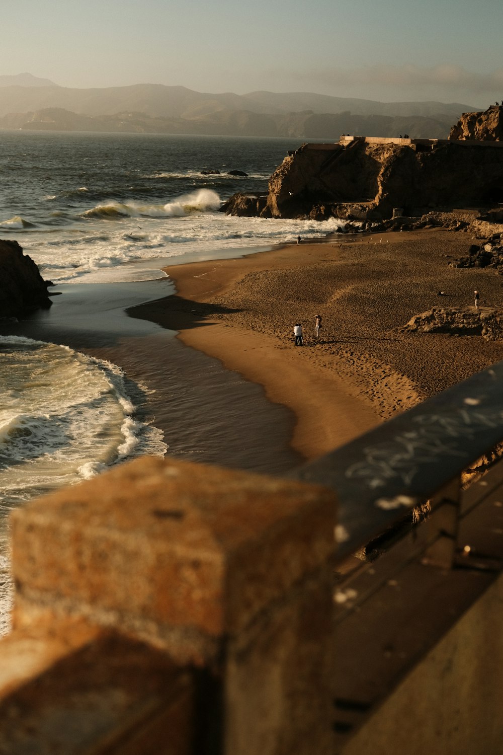 Ein felsiger Strand direkt am Meer