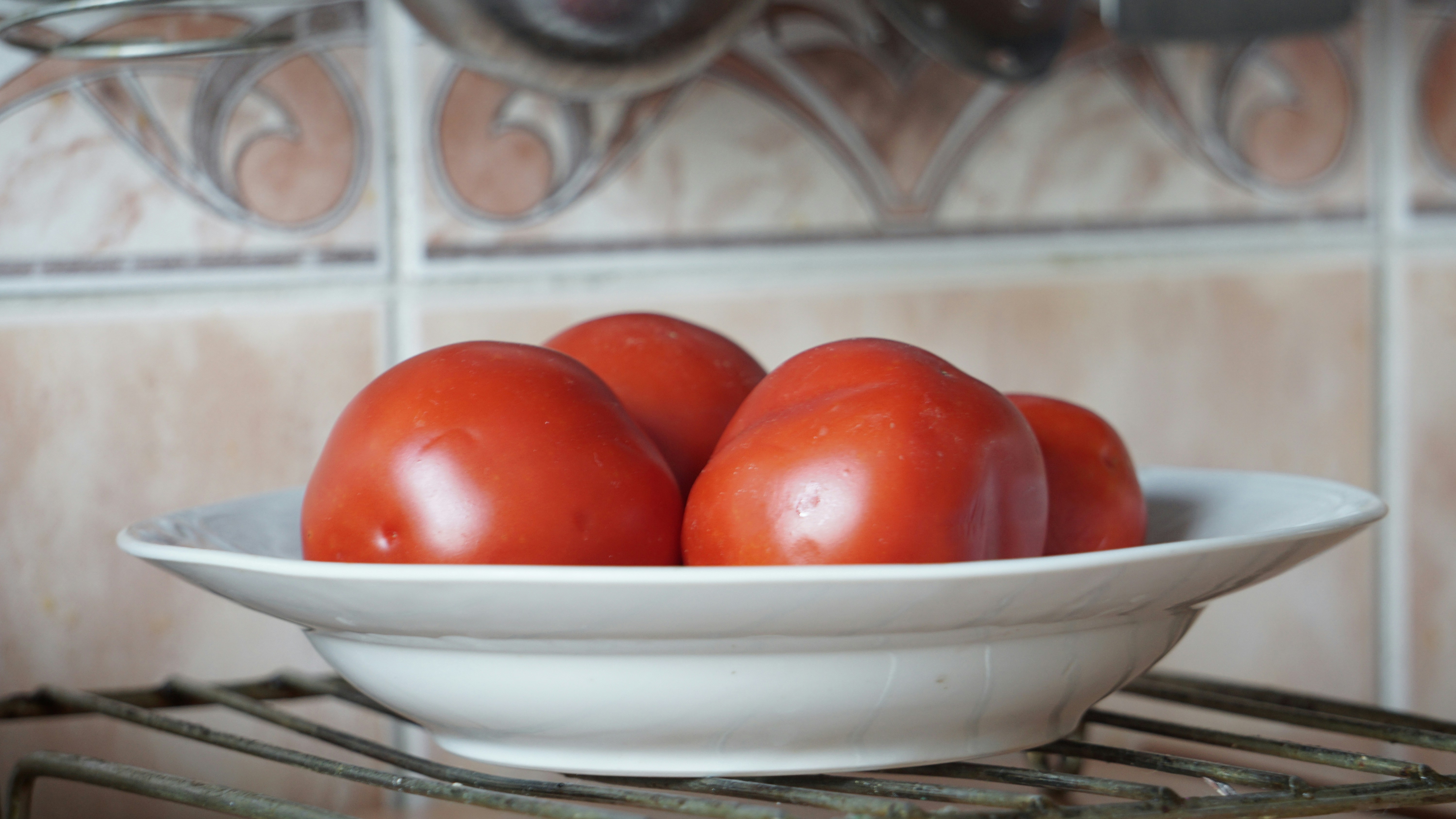 Huevos Cocidos con Pesto y Tomates Cherry