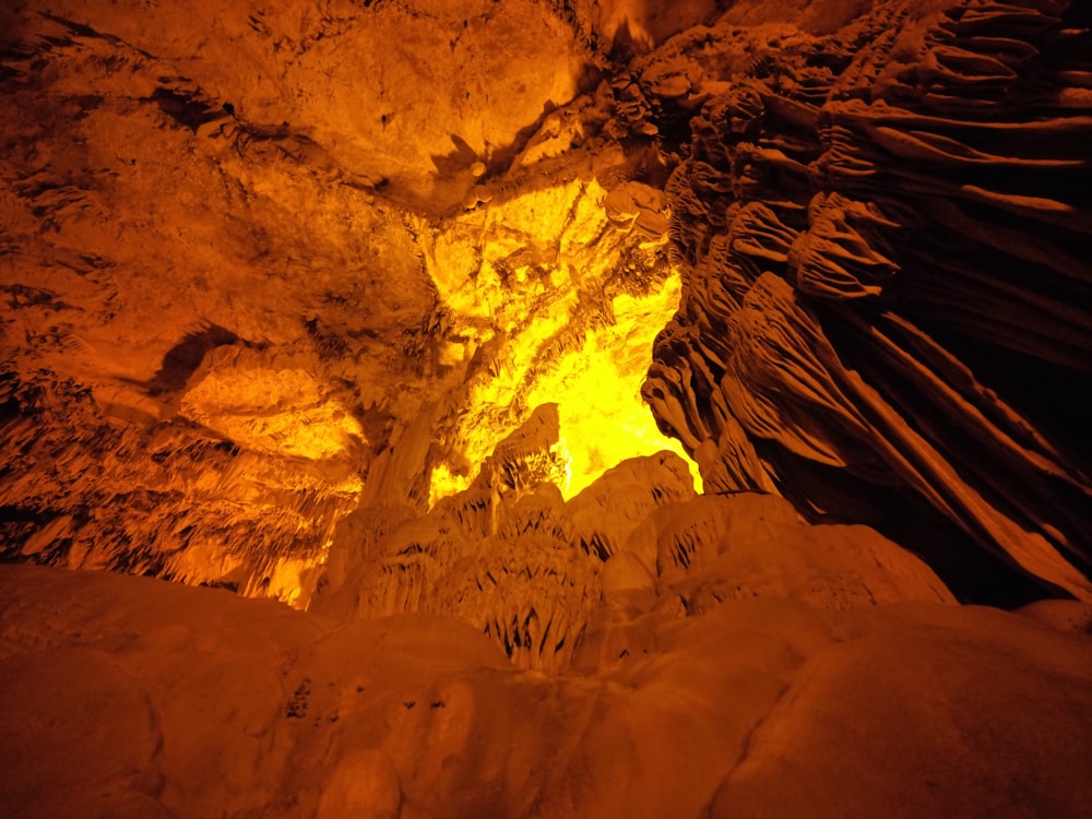 Salzgrotte mit warmem Licht