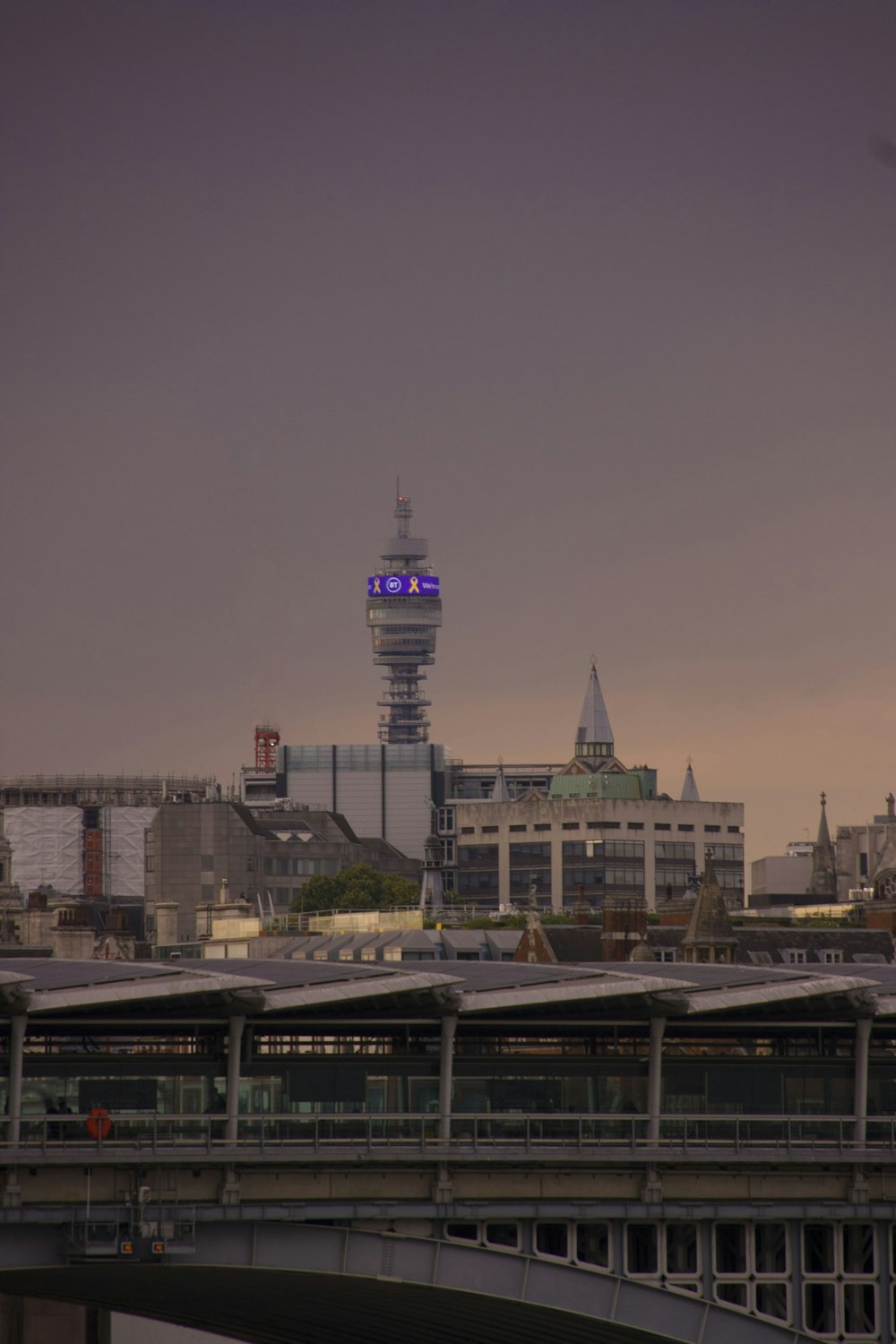 Uno skyline della città con un'alta torre