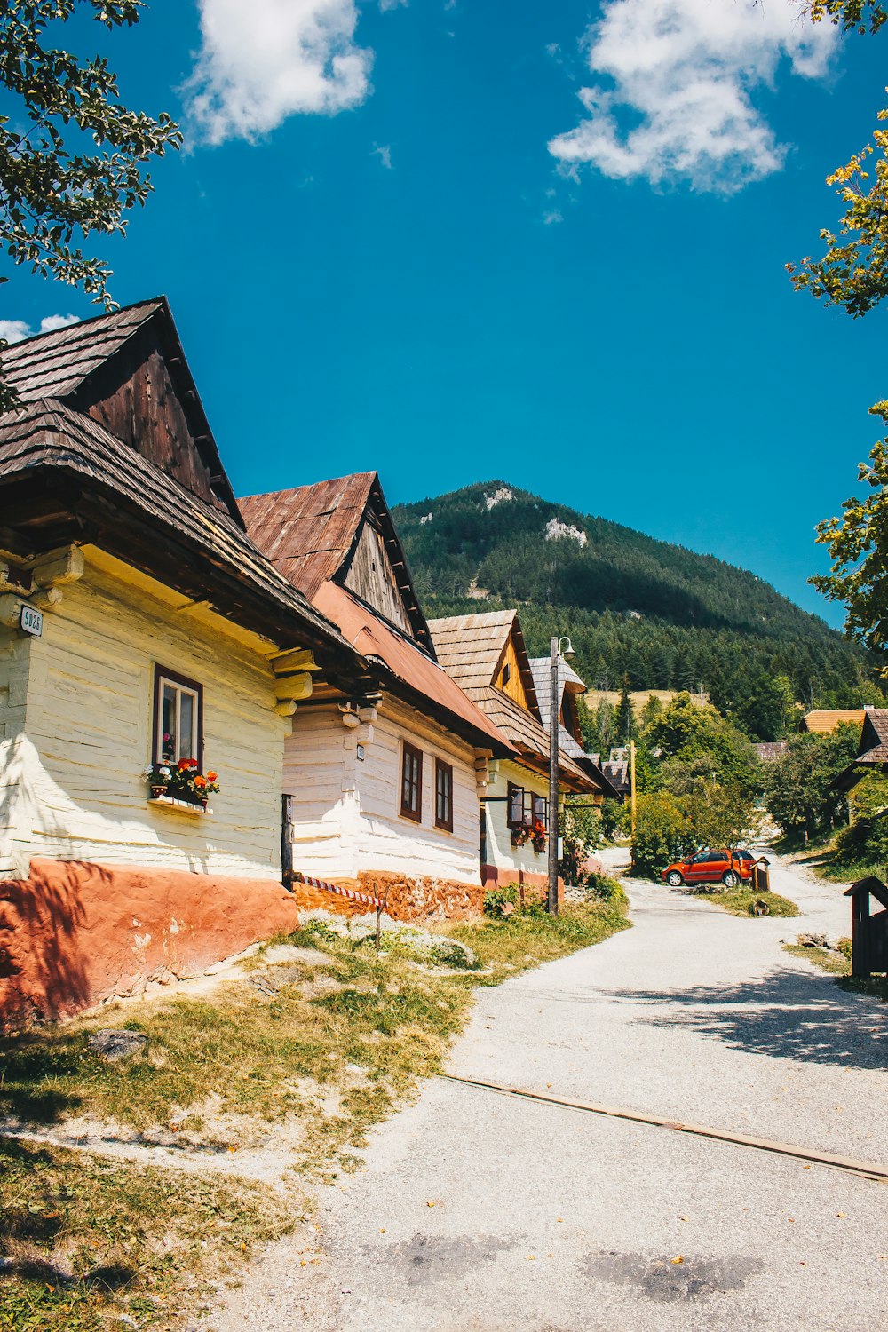 eine Straße mit Häusern entlang