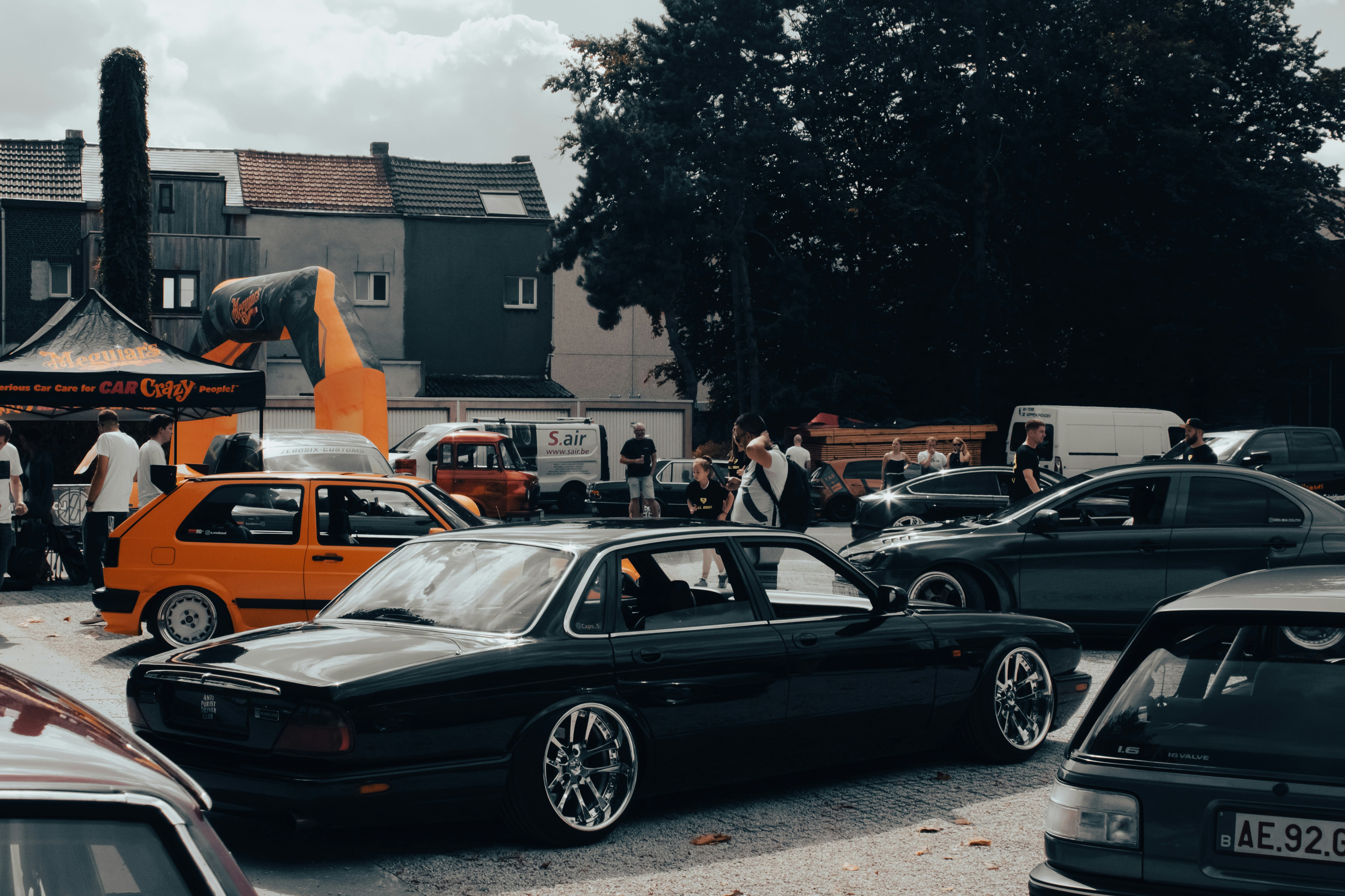 재규어 XJ, 플래그십 세단의 품격과 실용성 분석 실사용/결과 이미지 설명 - 재규어 XJ가 한적한 주차장에 세워져 있고, 옆에 운전자가 문을 여는 모습