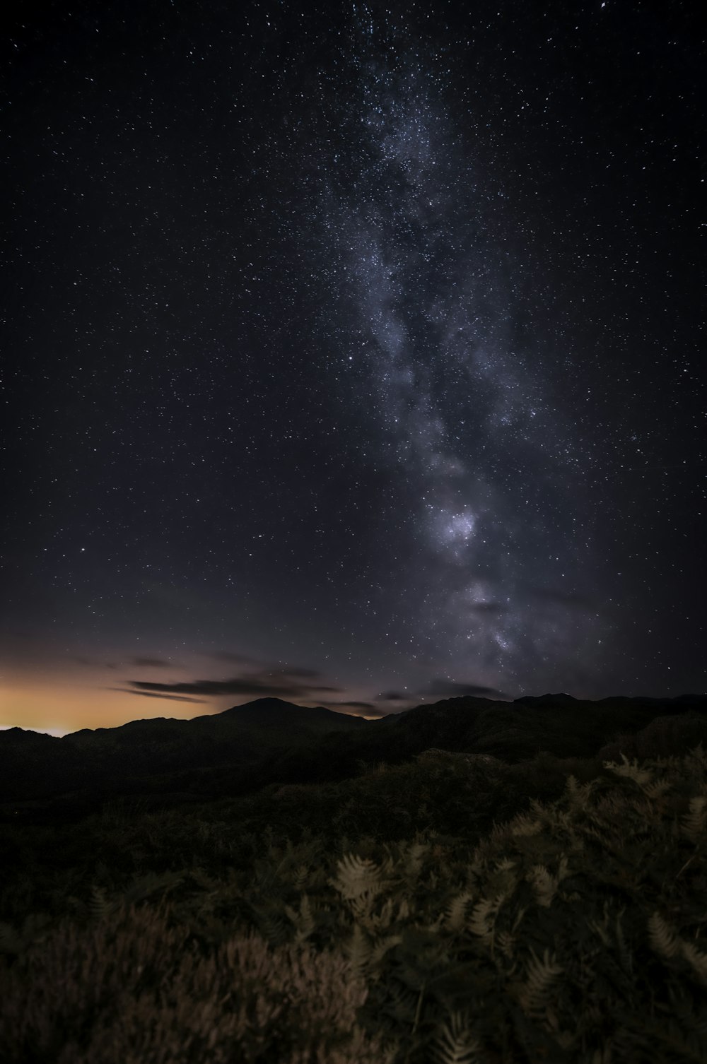 una montaña con un cielo estrellado sobre ella