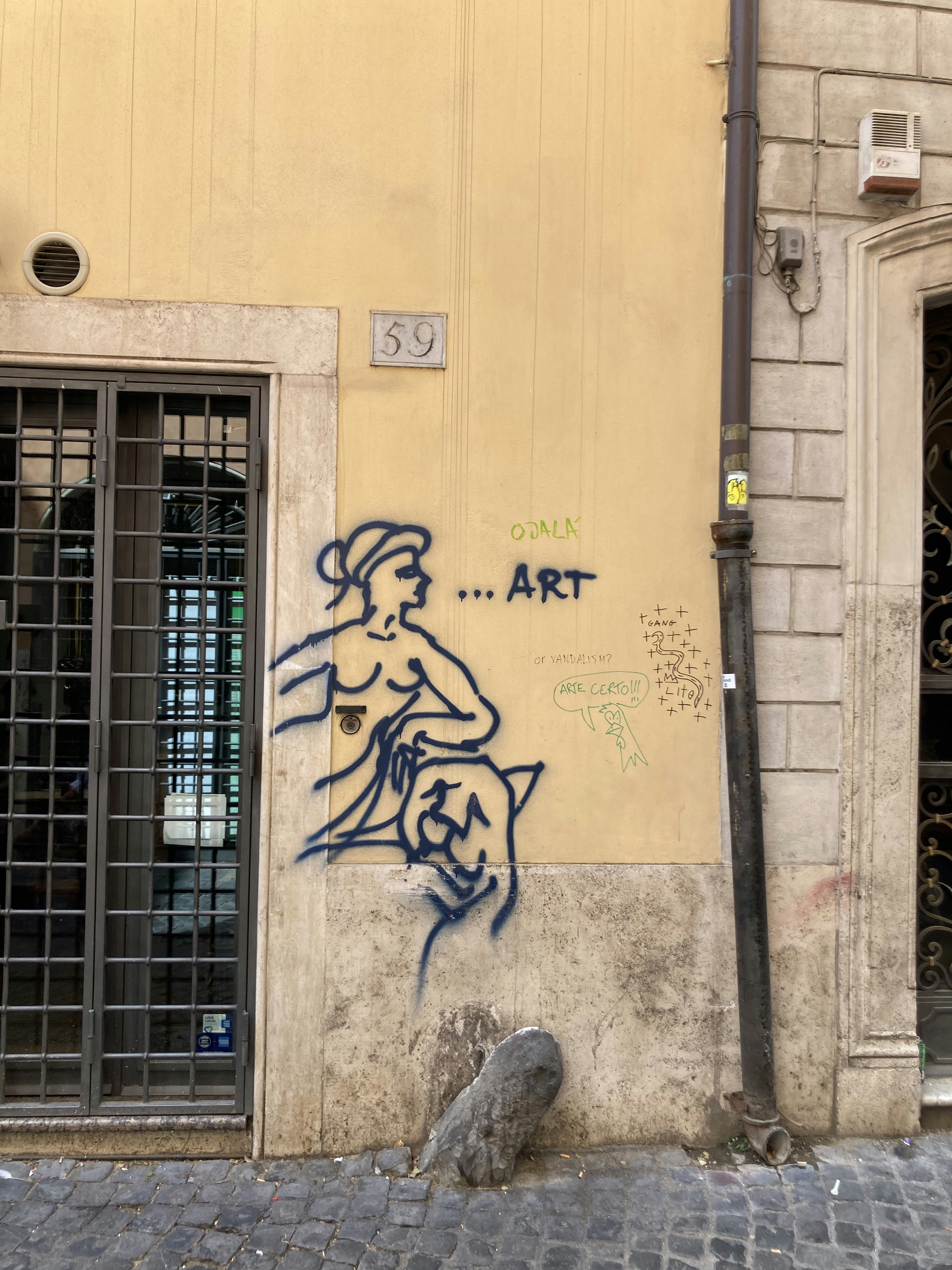 Un mur avec des graffitis