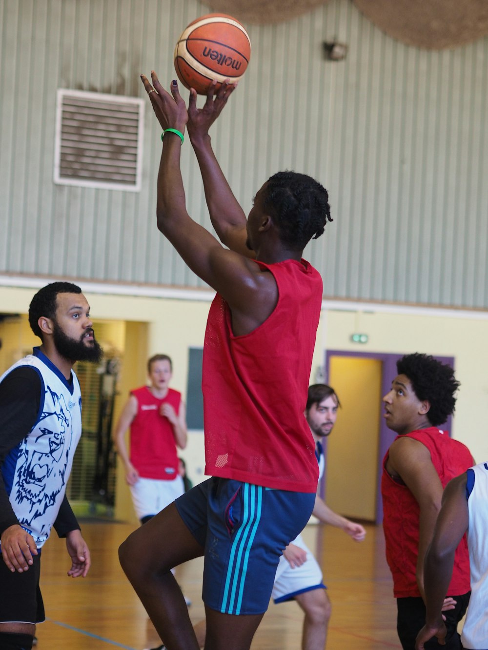 una persona disparando una pelota de baloncesto