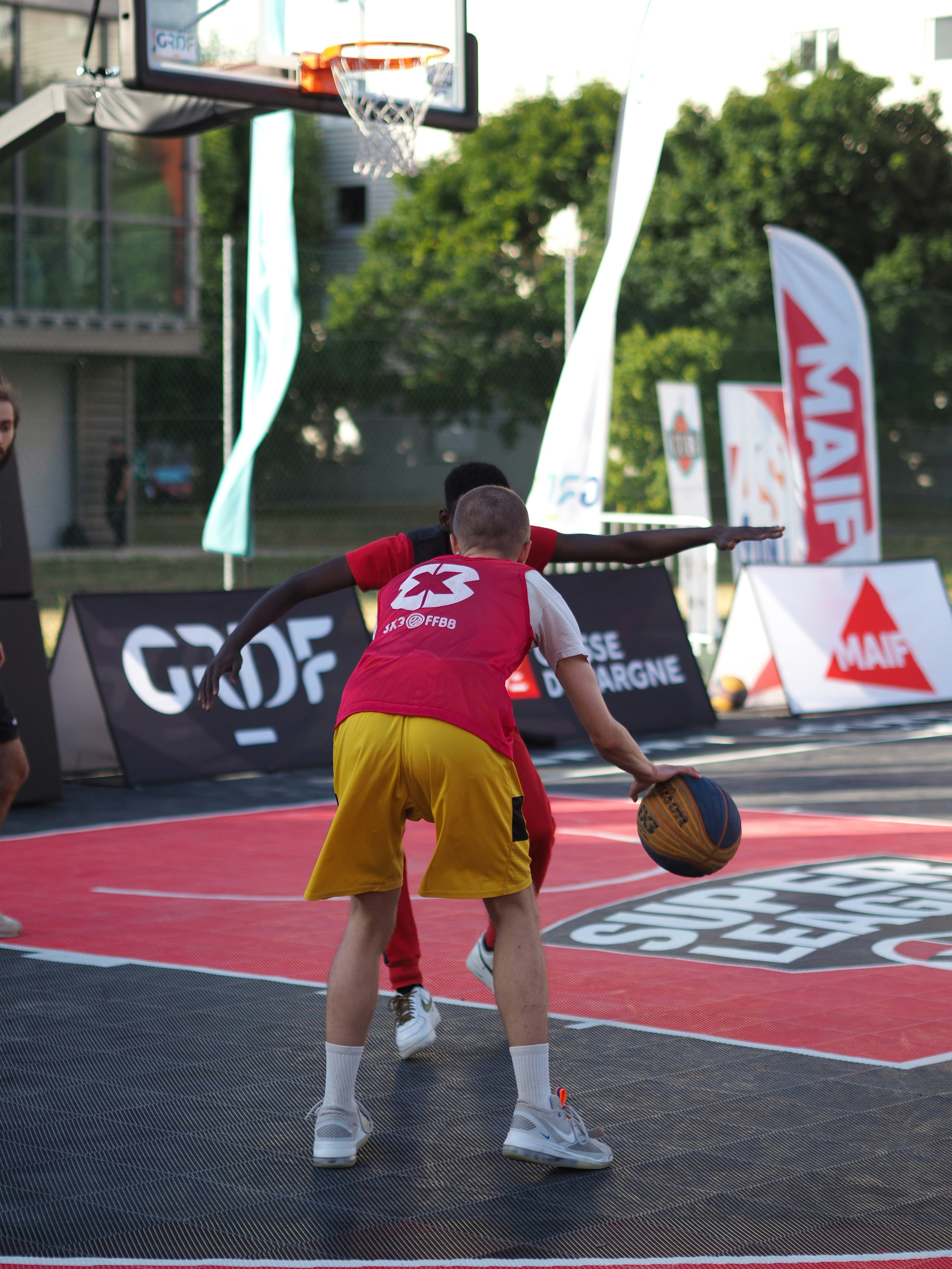Seorang pria memegang bola basket